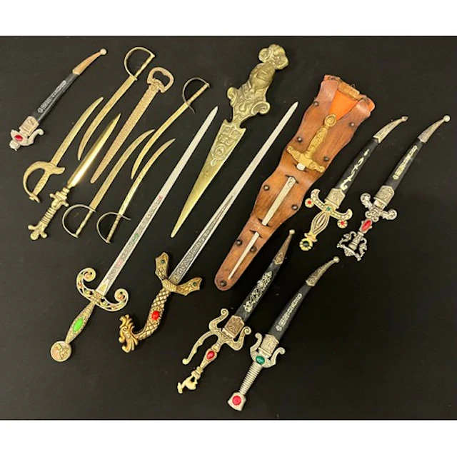 Quantity of hand daggers - eastern style hand daggers with e...