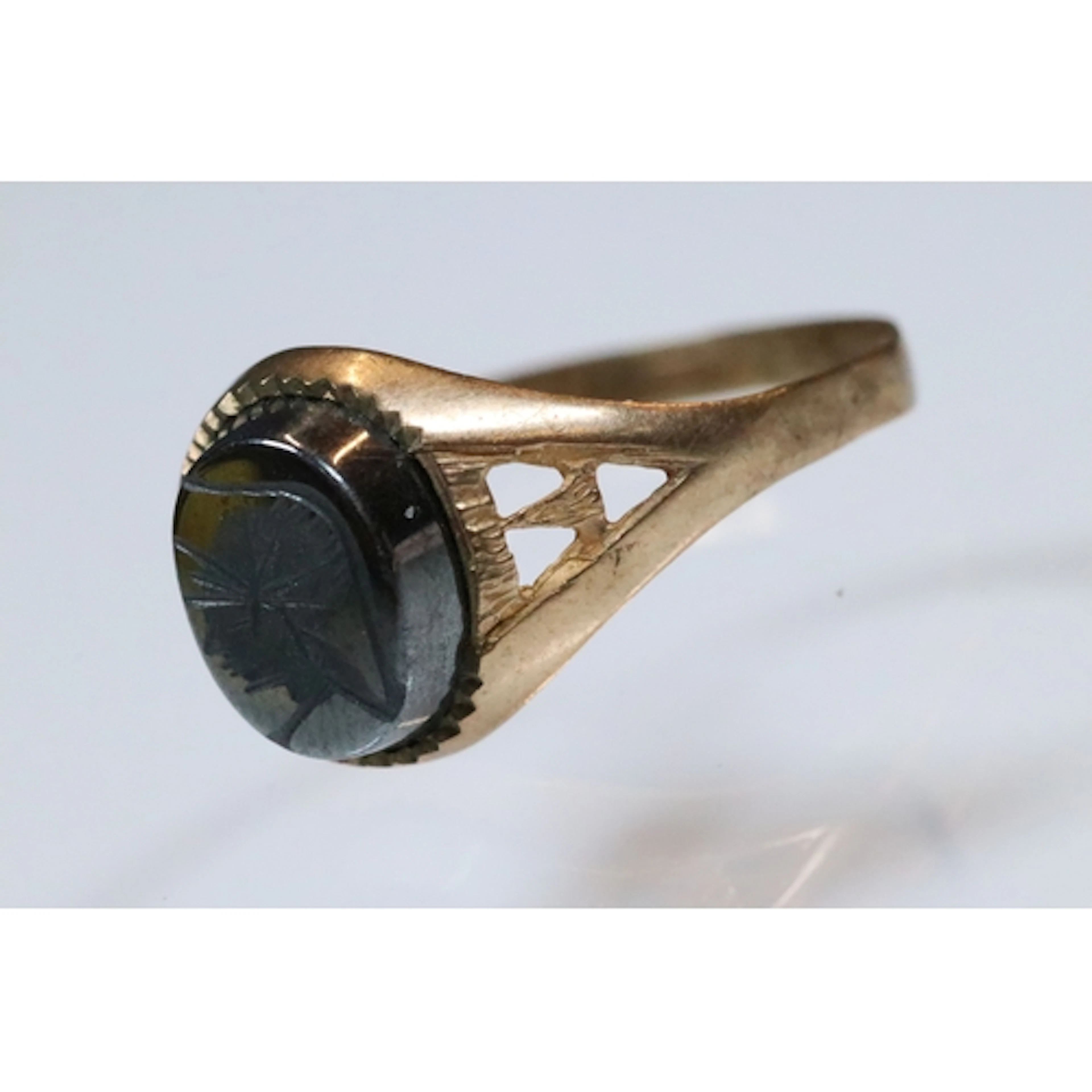 9ct gold and hematite intaglio ring with pierced shoulders. ...