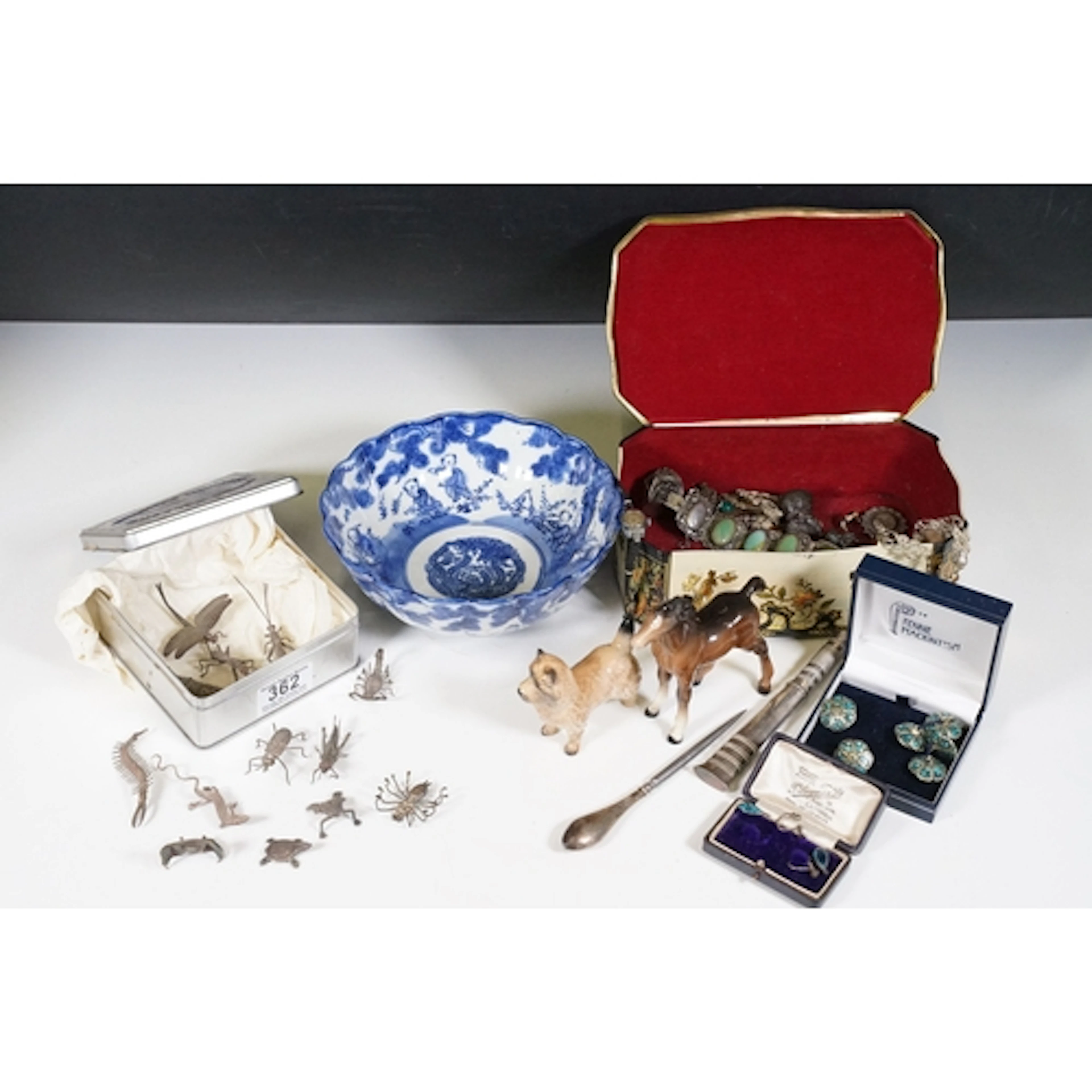 Assorted collectables and silver jewellery to include turquo...