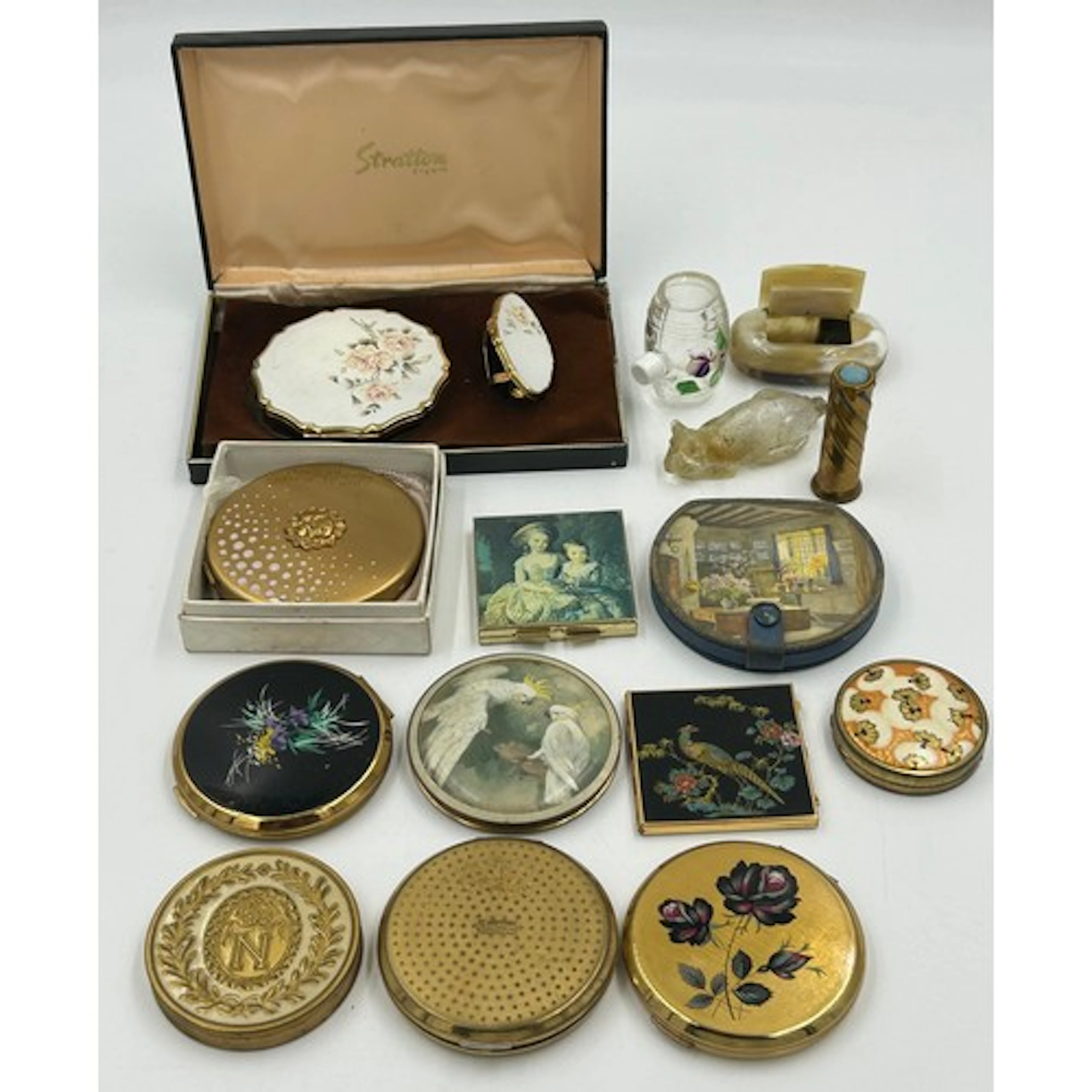 A collection of compacts to include 4 x Stratton, Yardley, C...