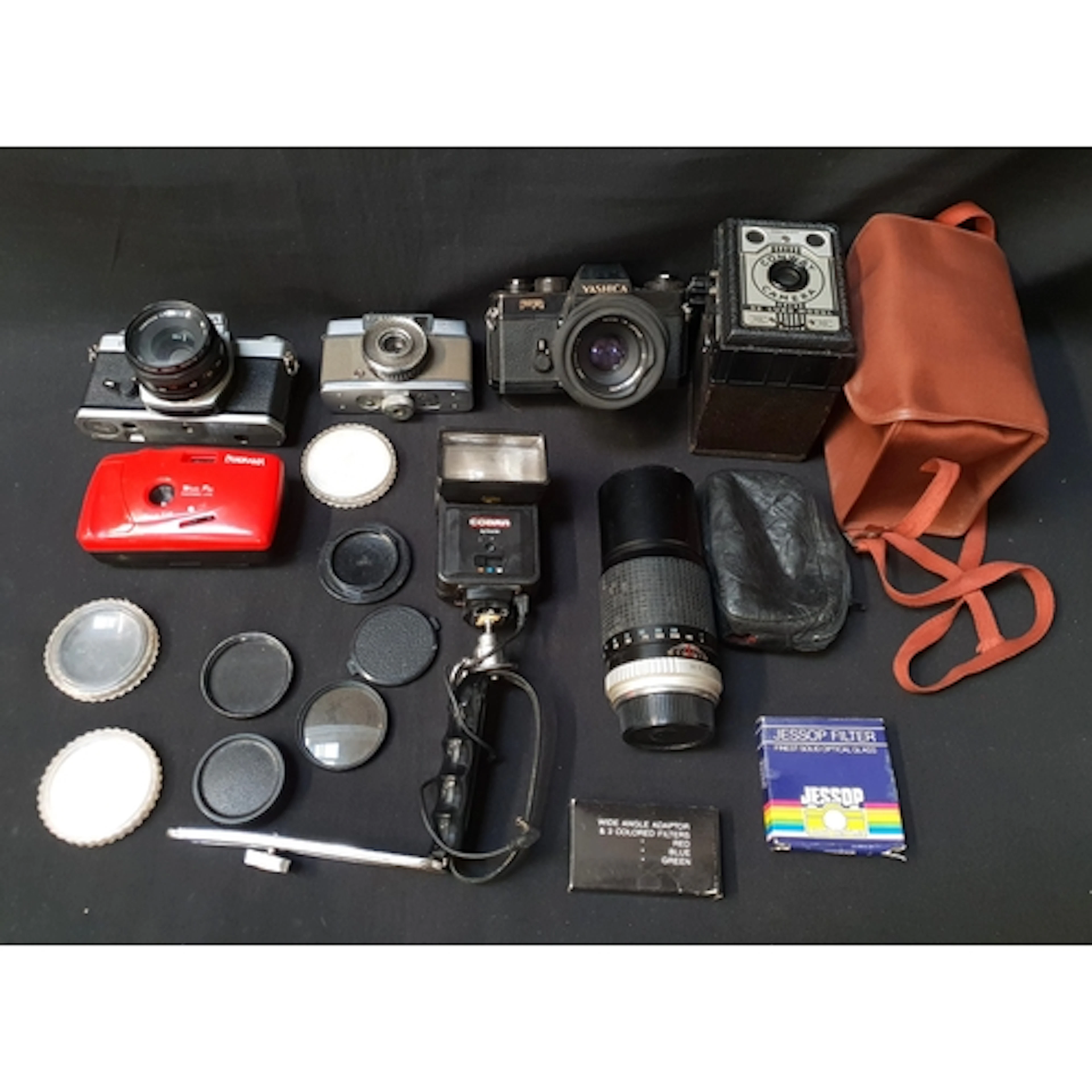 SELECTION OF VINTAGE CAMERAS AND PHOTOGRAPHIC EQUIPMENT com...