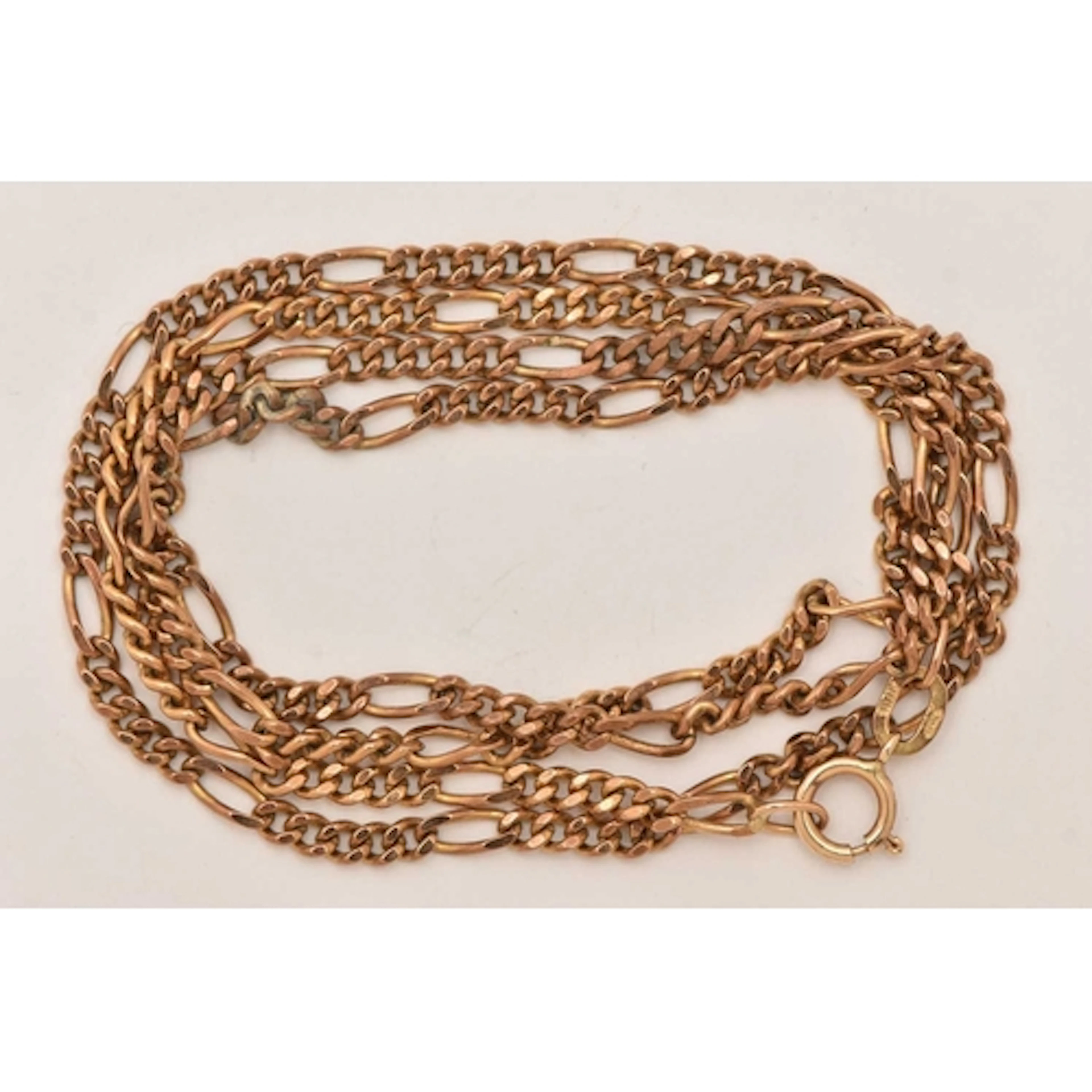 A 9CT YELLOW GOLD FIGARO CHAIN NECKLACE, fitted with a sprin...