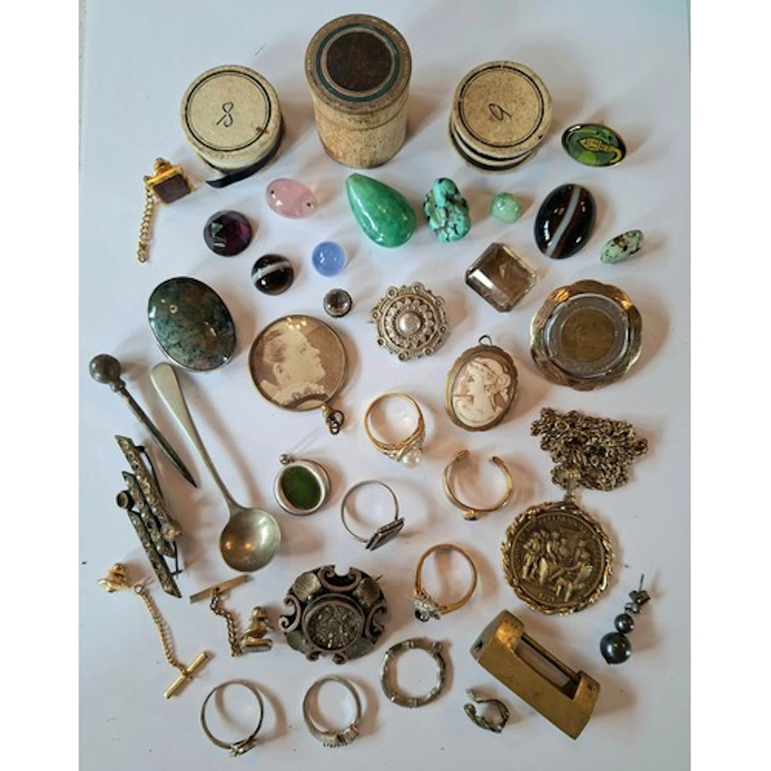 Vintage costume jewellery and loose stones to include a Vict...