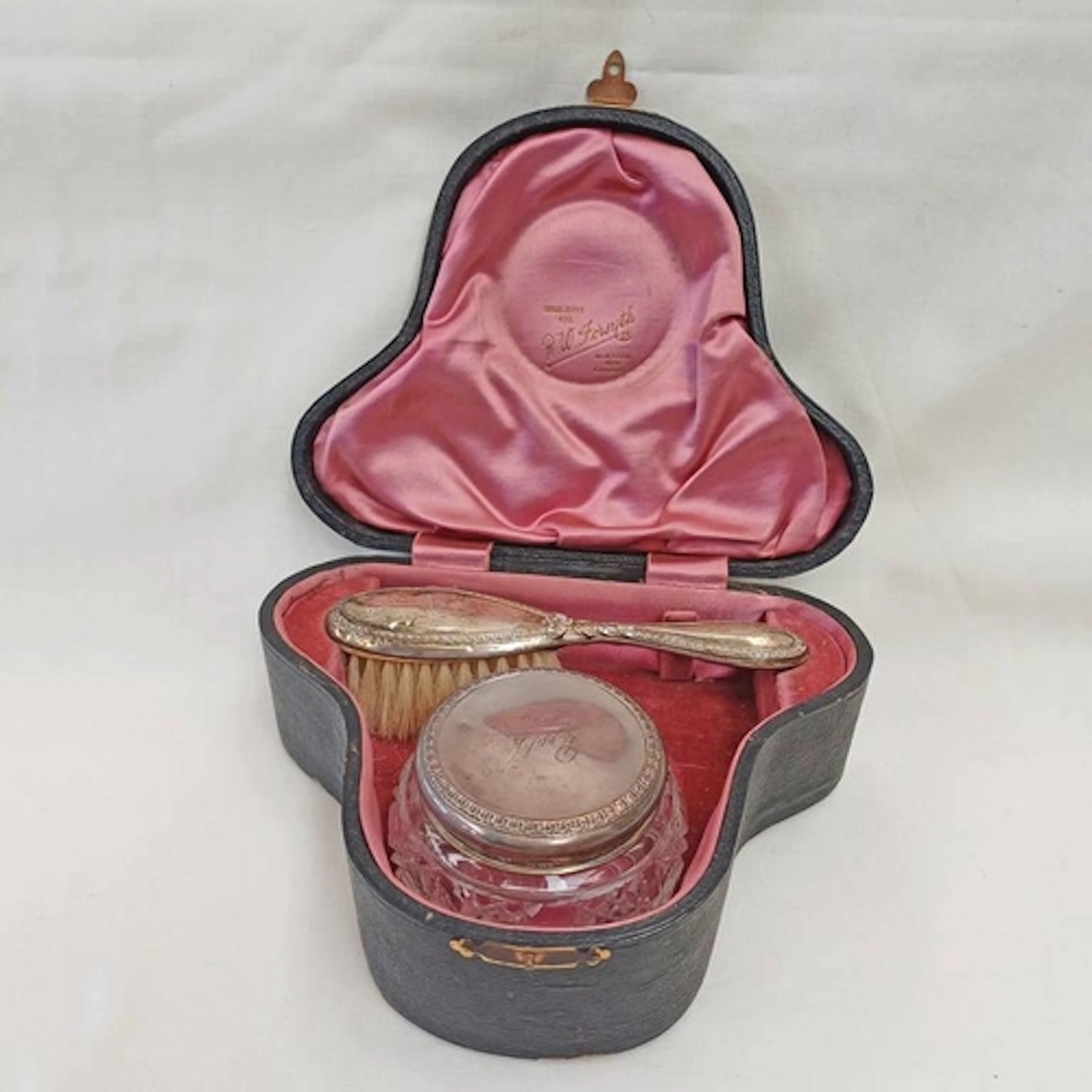 A CASED VANITY SET TO INCLUDE A SILVER MOUNTED BRUSH & A CUT...