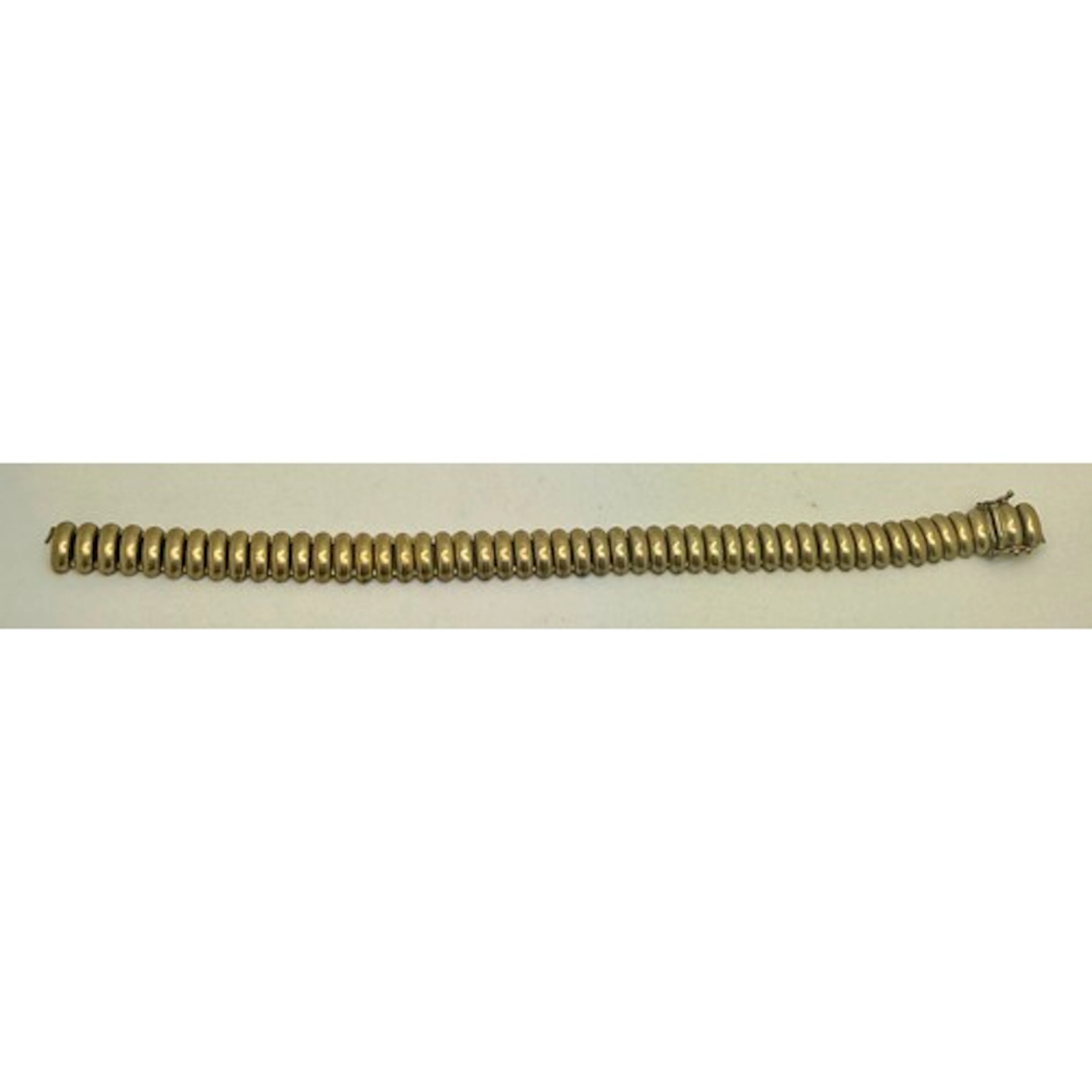 A 9 carat gold bracelet. 19.5cm l. Weight 22.6gm. (Broken)
