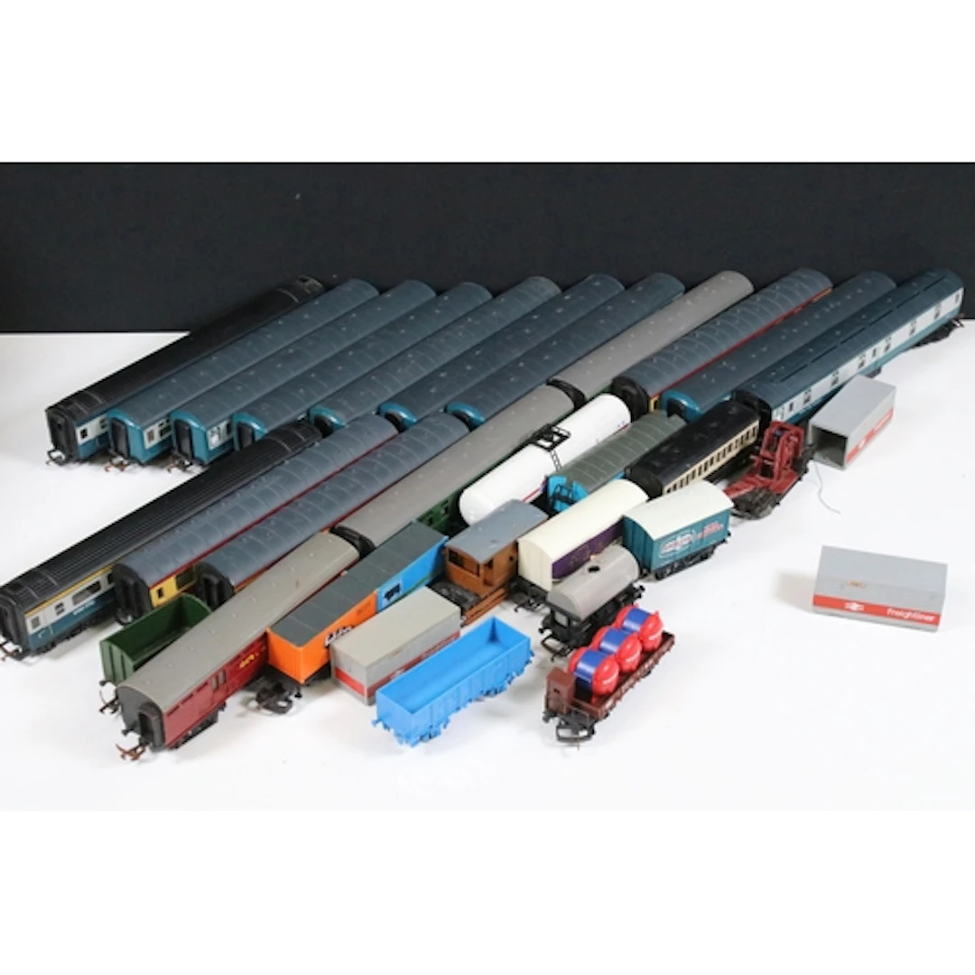 Around 25 x OO gauge items of rolling stock to include coach...