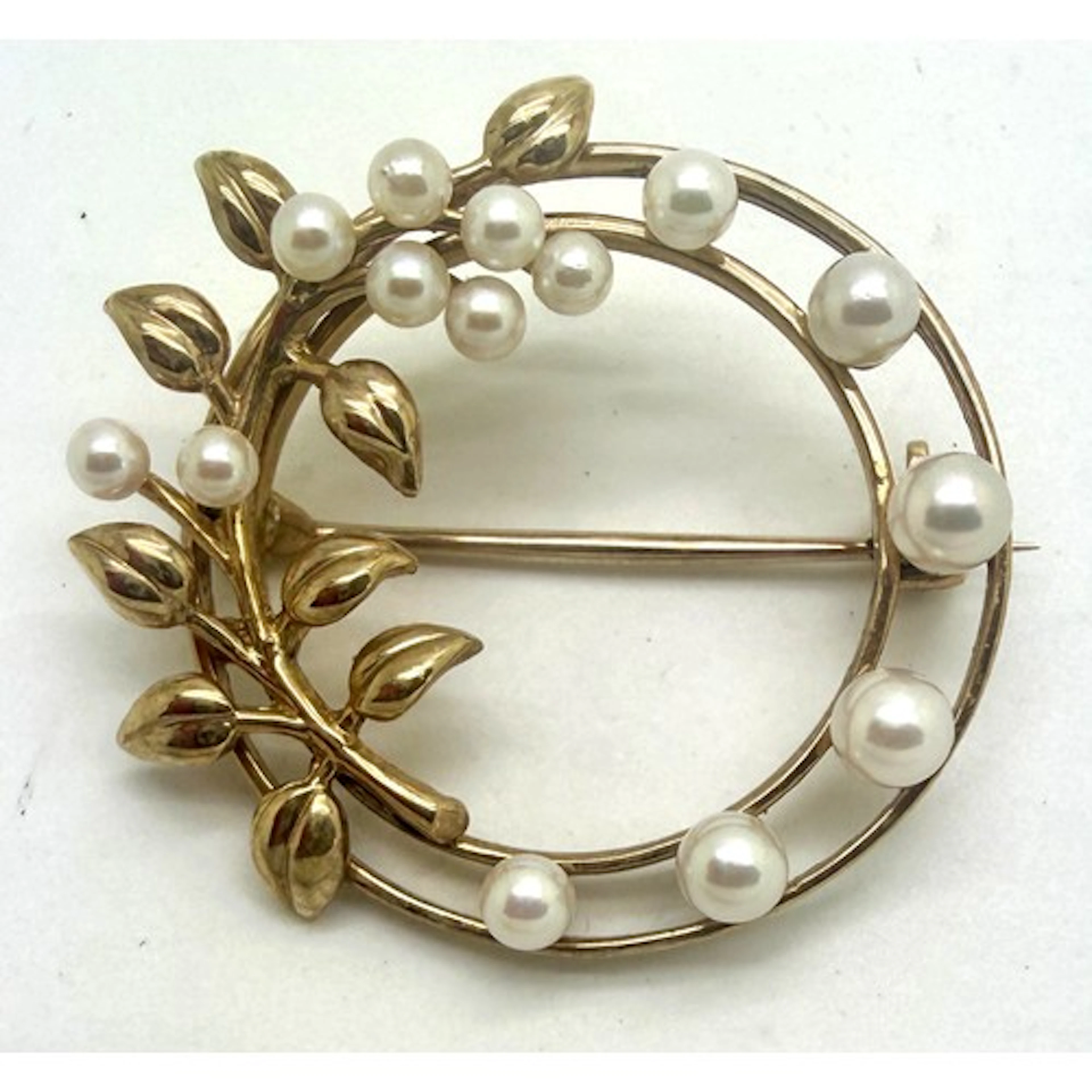 A 9 carat gold circular brooch set with seed pearls. 3cm d. ...