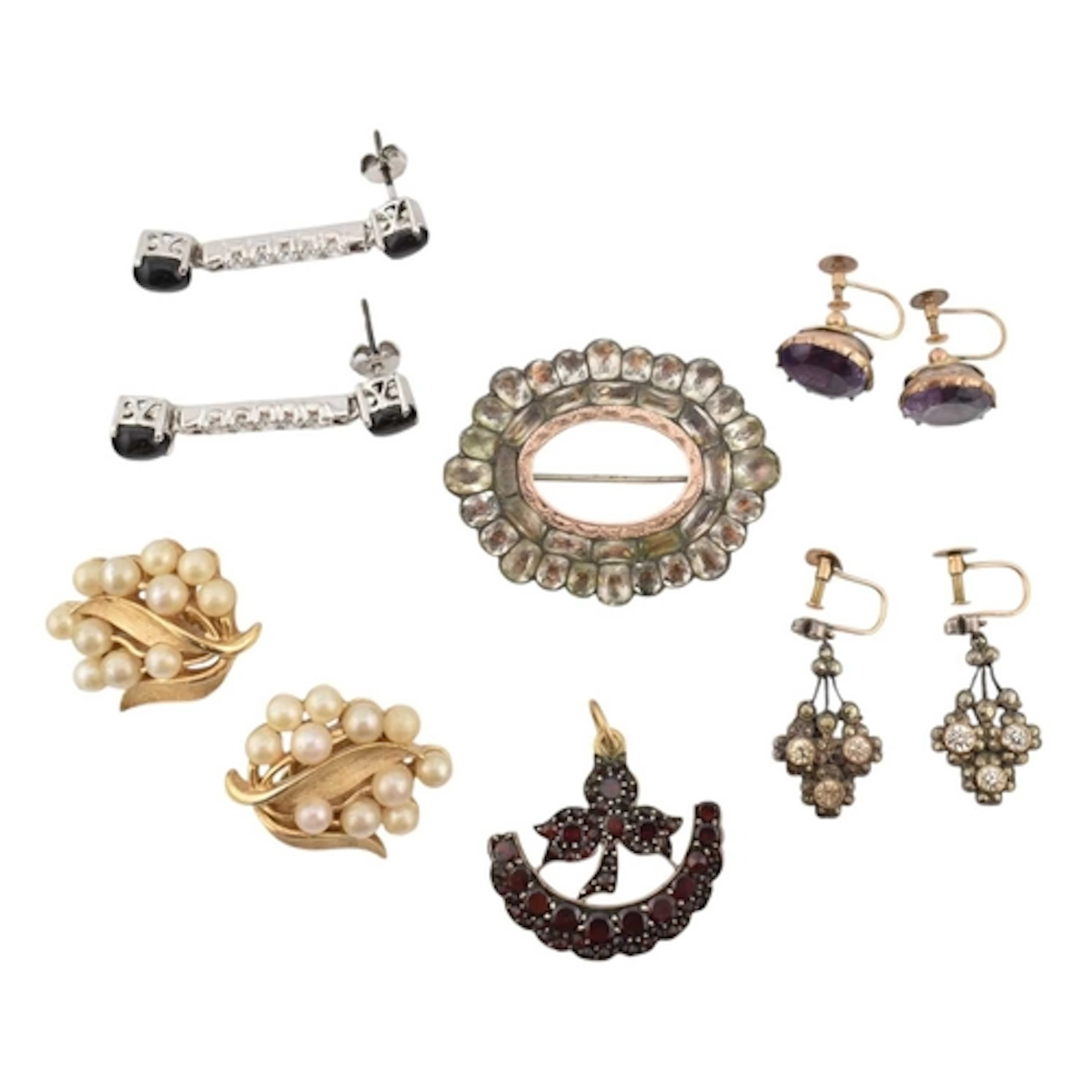 Assortment of antique and vintage jewellery. The jewellery t...
