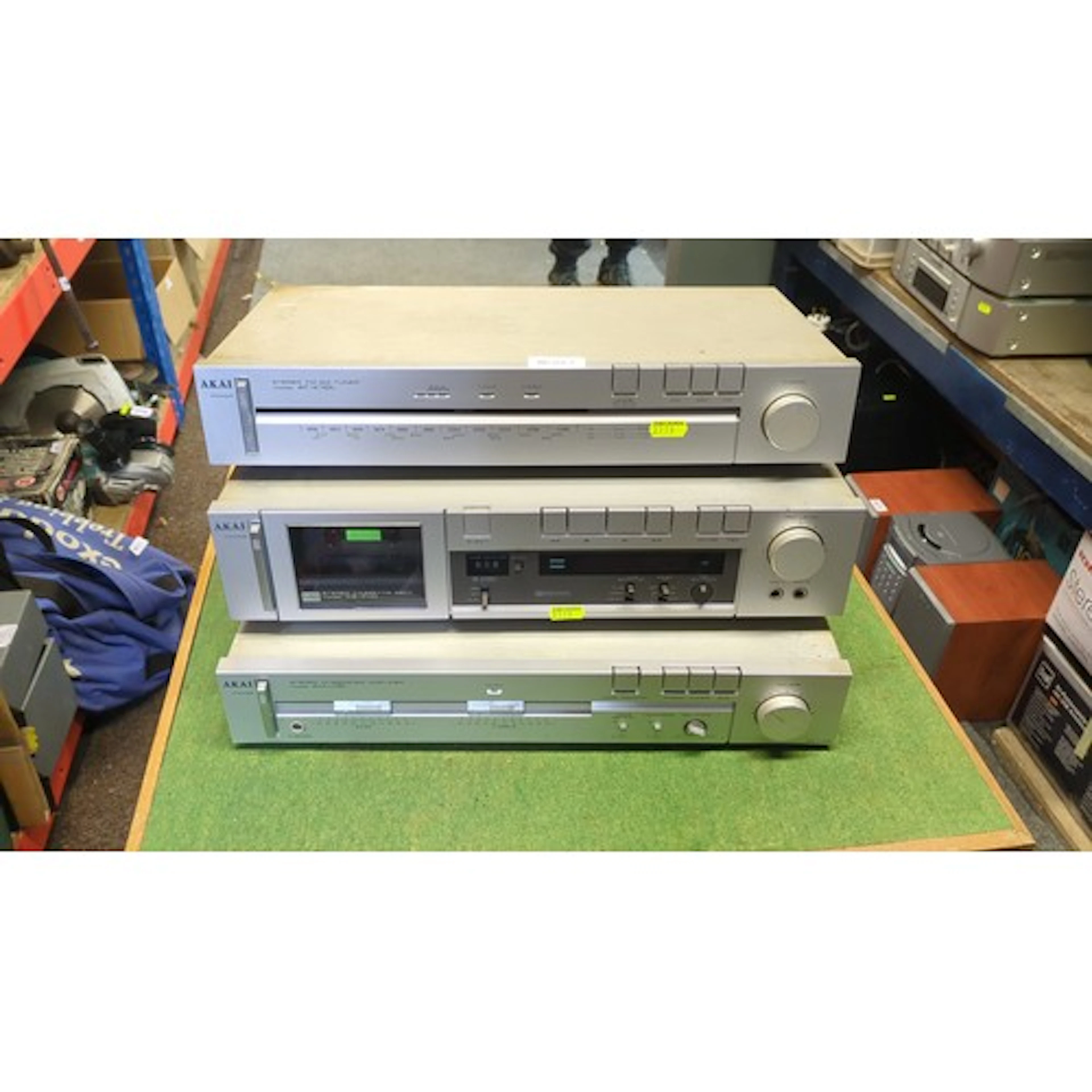 Akai hi-fi separates suite comprising AT-K110L stereo FM/AM ...