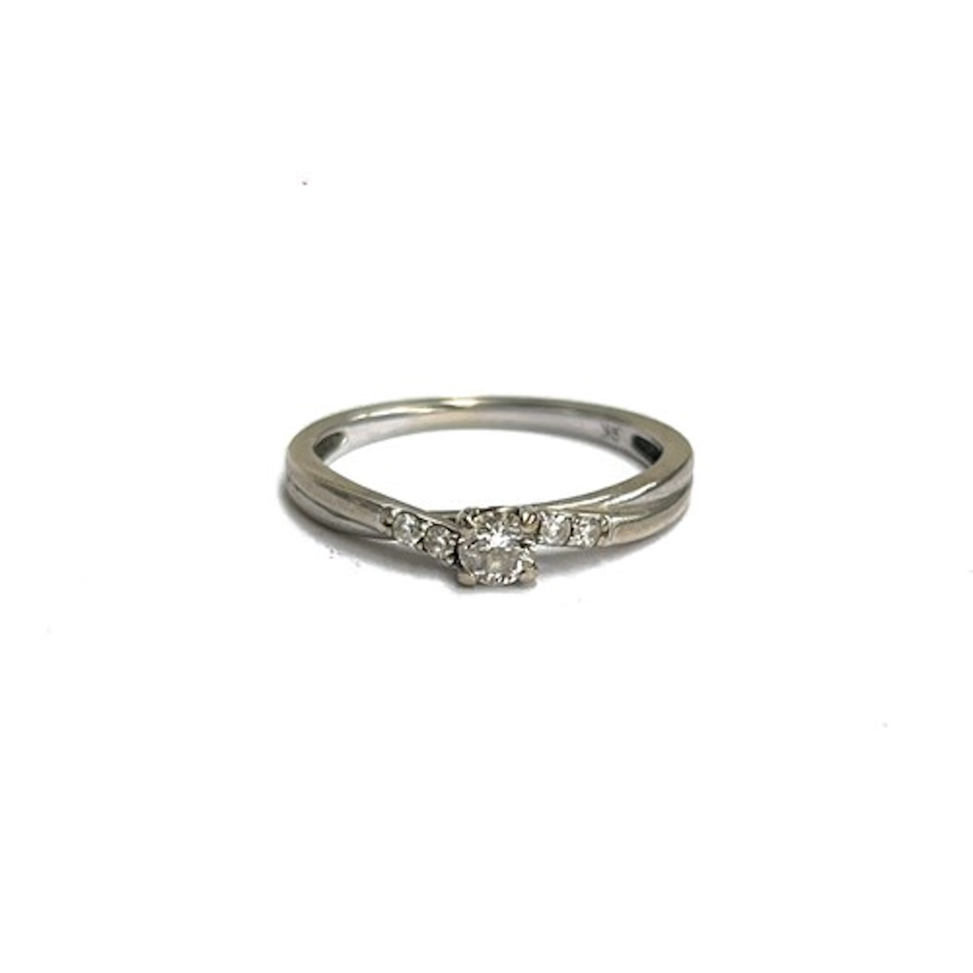 A Beaverbrooks 9ct white gold diamond solitaire ring, the di...