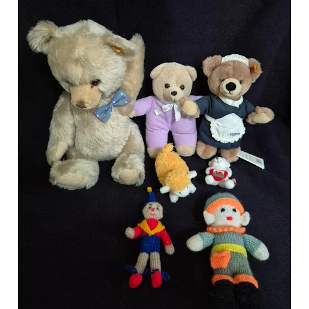 A box of two Steiff teddies & other soft toys.