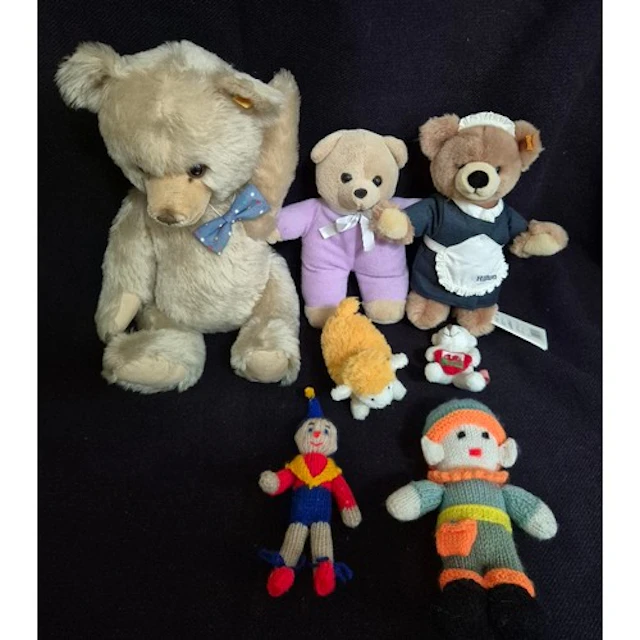 A box of two Steiff teddies & other soft toys.