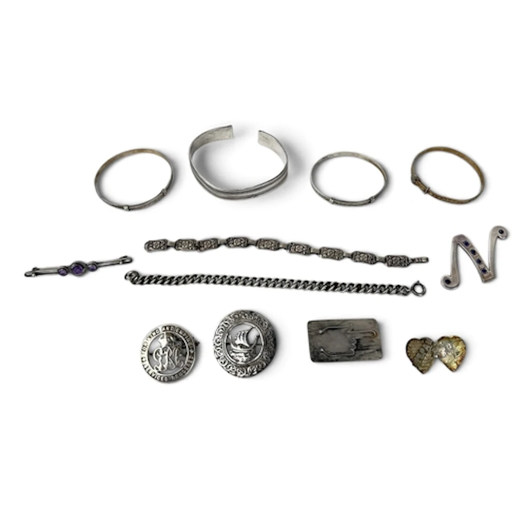 A GROUP OF SILVER JEWELLERY TO INCLUDE SILVER BRACELETS, 'N'...