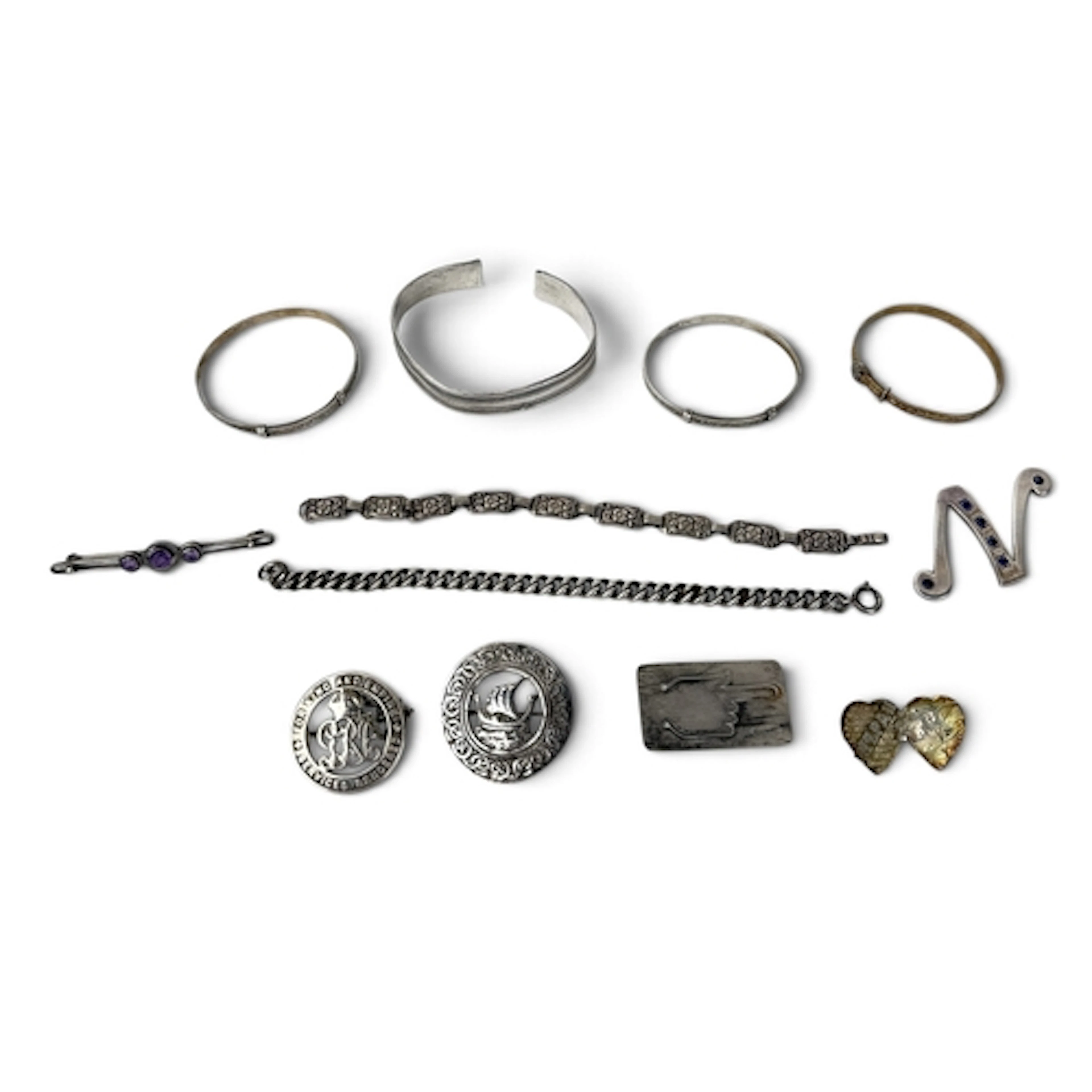 A GROUP OF SILVER JEWELLERY TO INCLUDE SILVER BRACELETS, 'N'...
