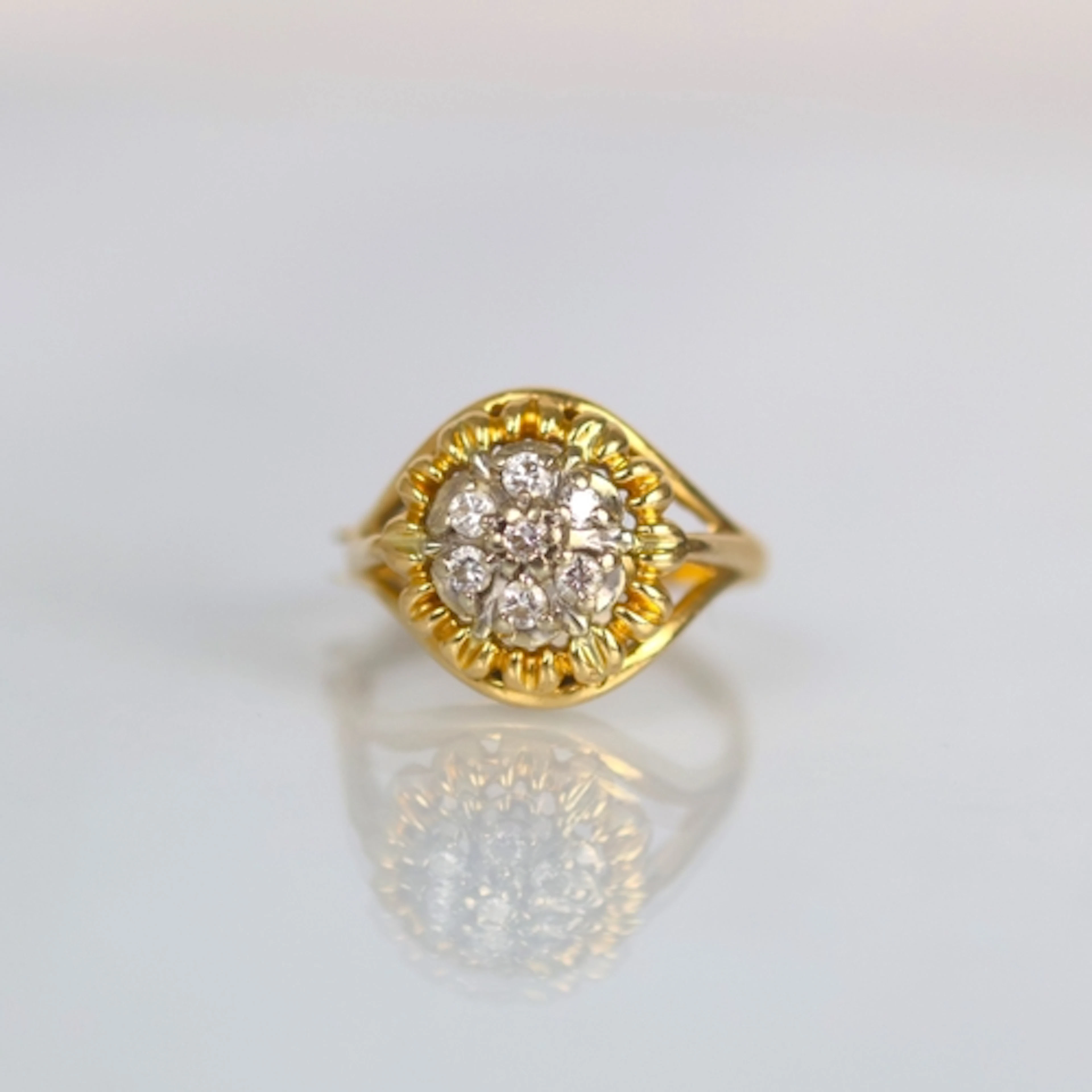 A late 20th century diamond cluster ring, the seven round cu...