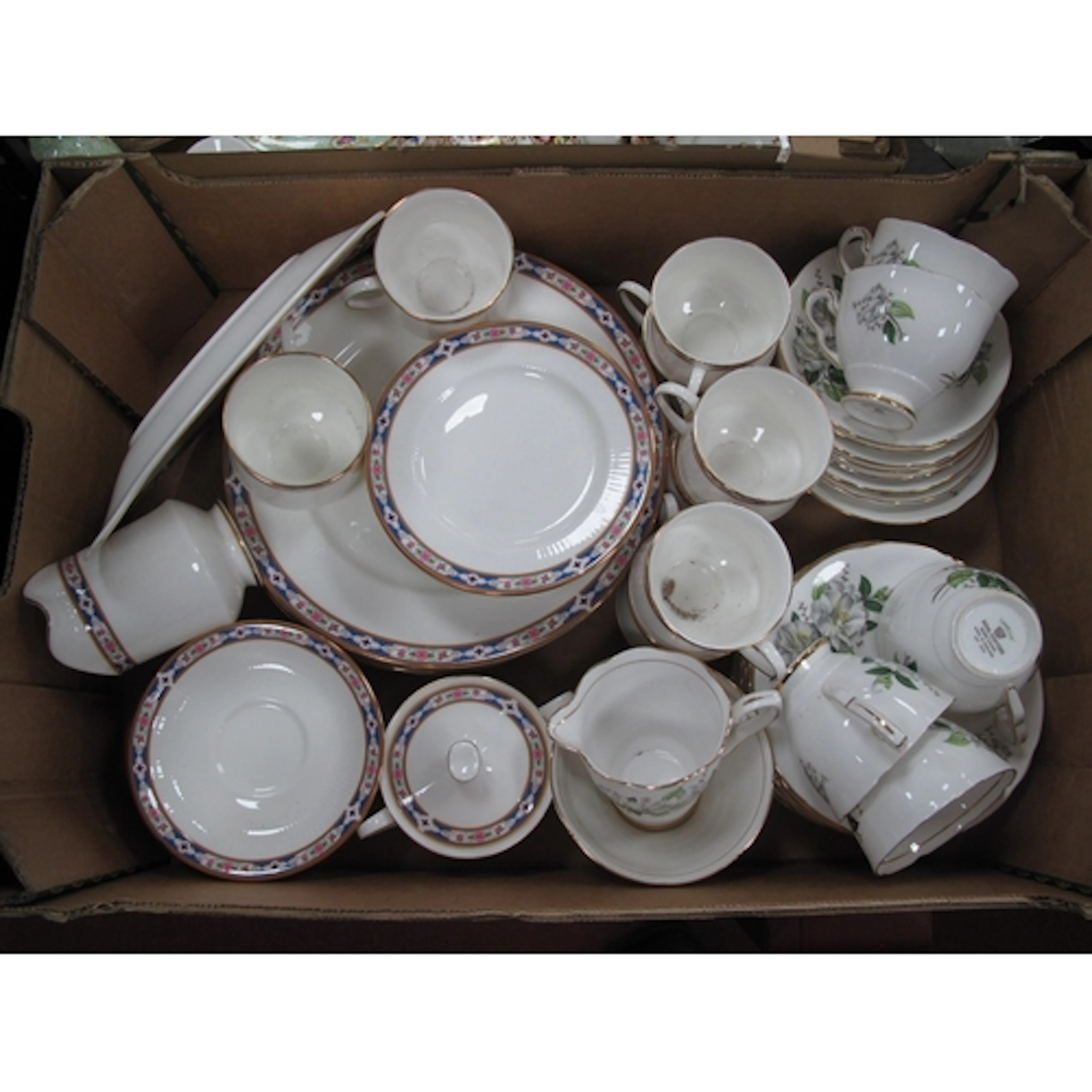 Royal Albert Hyde Park Table Ware of 35 pieces, Royal Staffo...