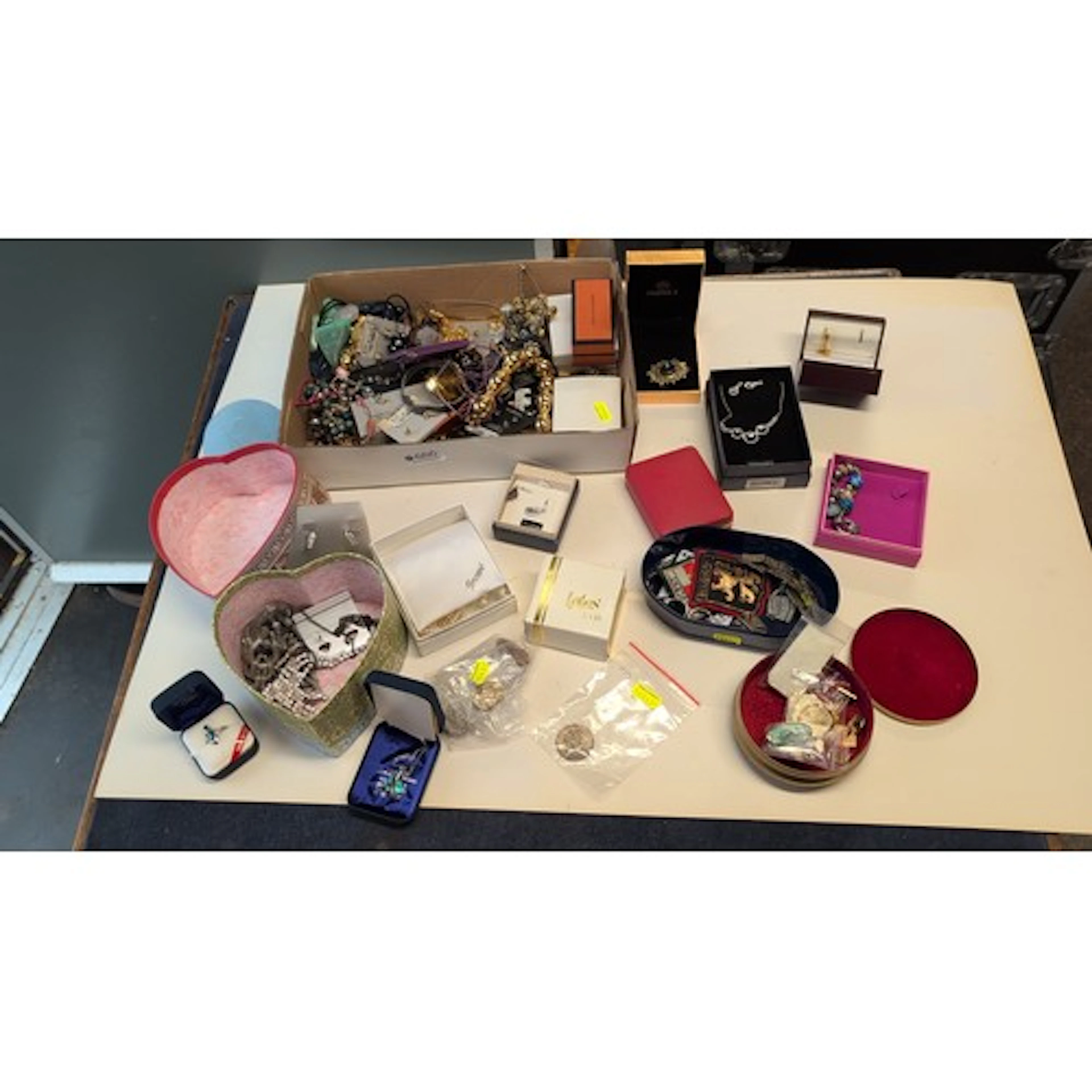 A quantity of costume jewellery and small accessories, inclu...