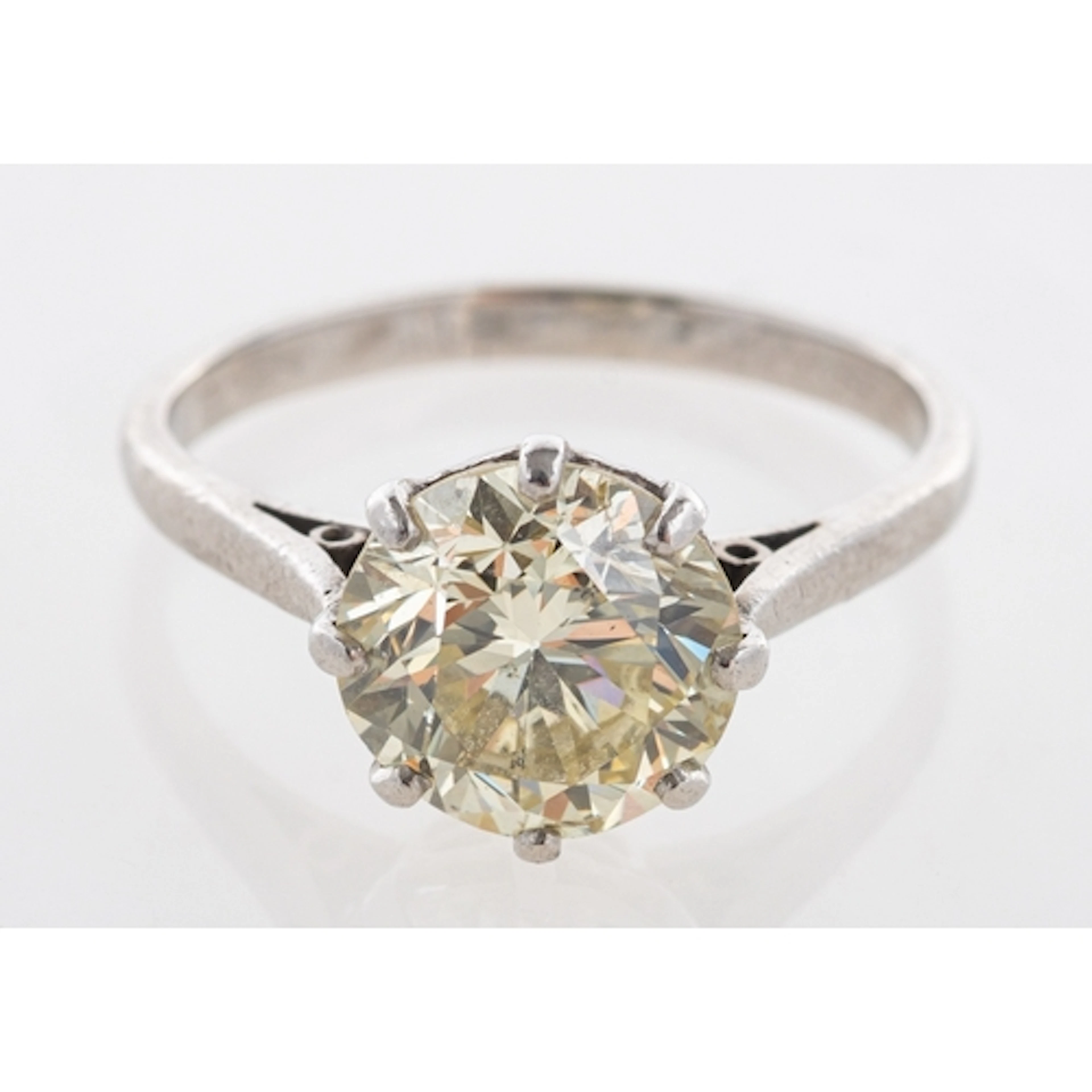 An impressive Edwardian tinted yellow diamond solitaire ring...