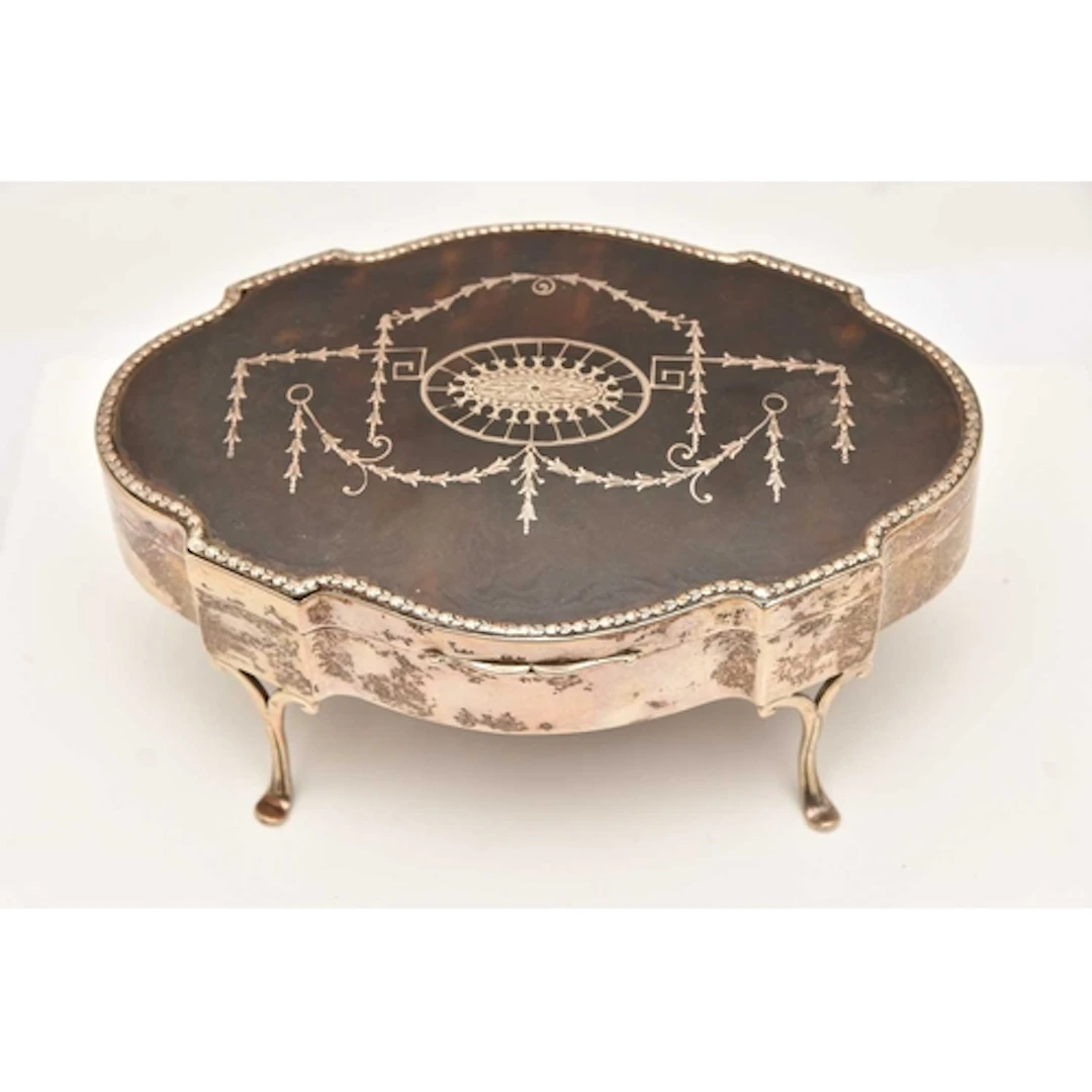 AN EARLY 20TH CENTURY SILVER AND PIQUE TORTOISESHELL JEWELLE...