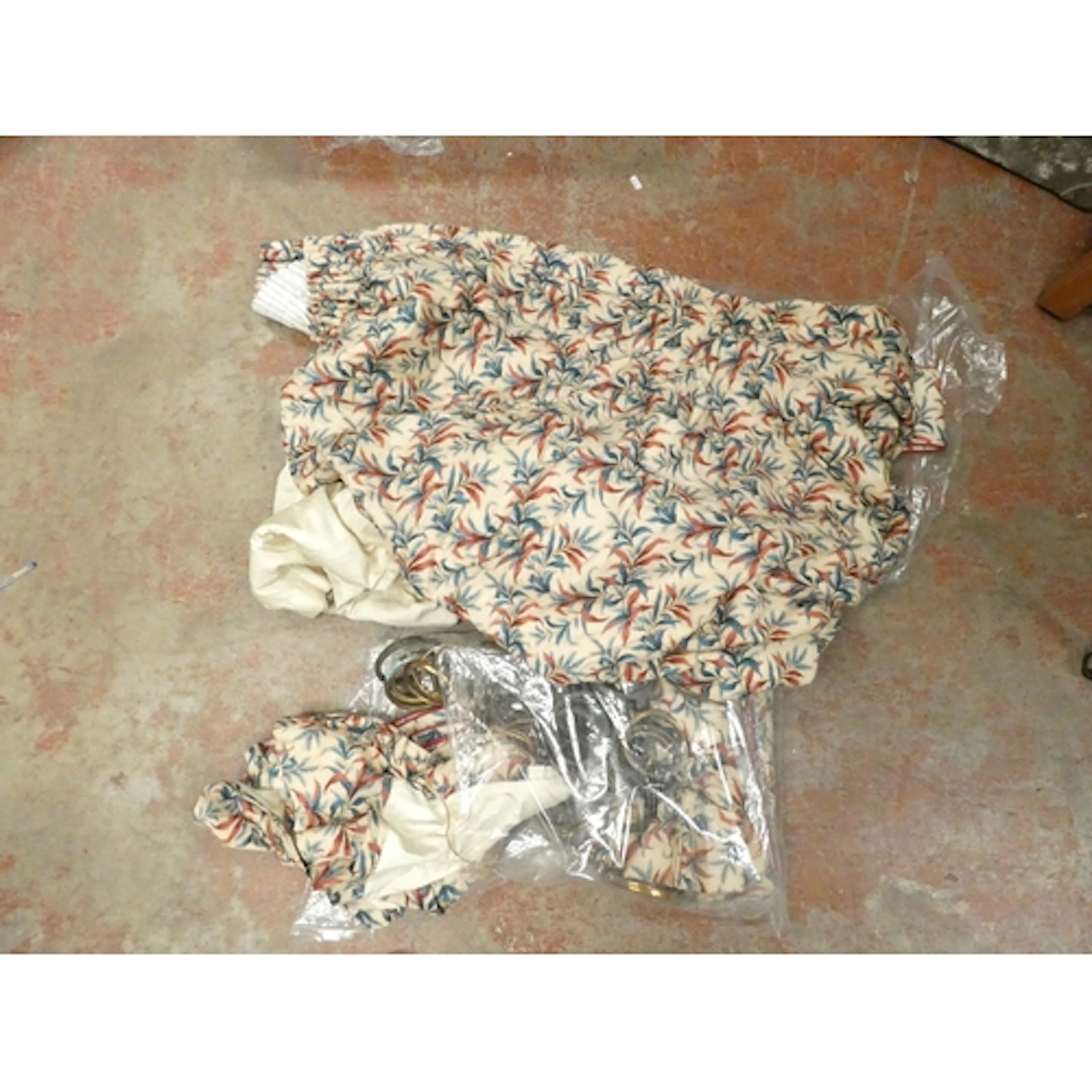 Single floral curtain with pelmets and tie backs, and a coll...