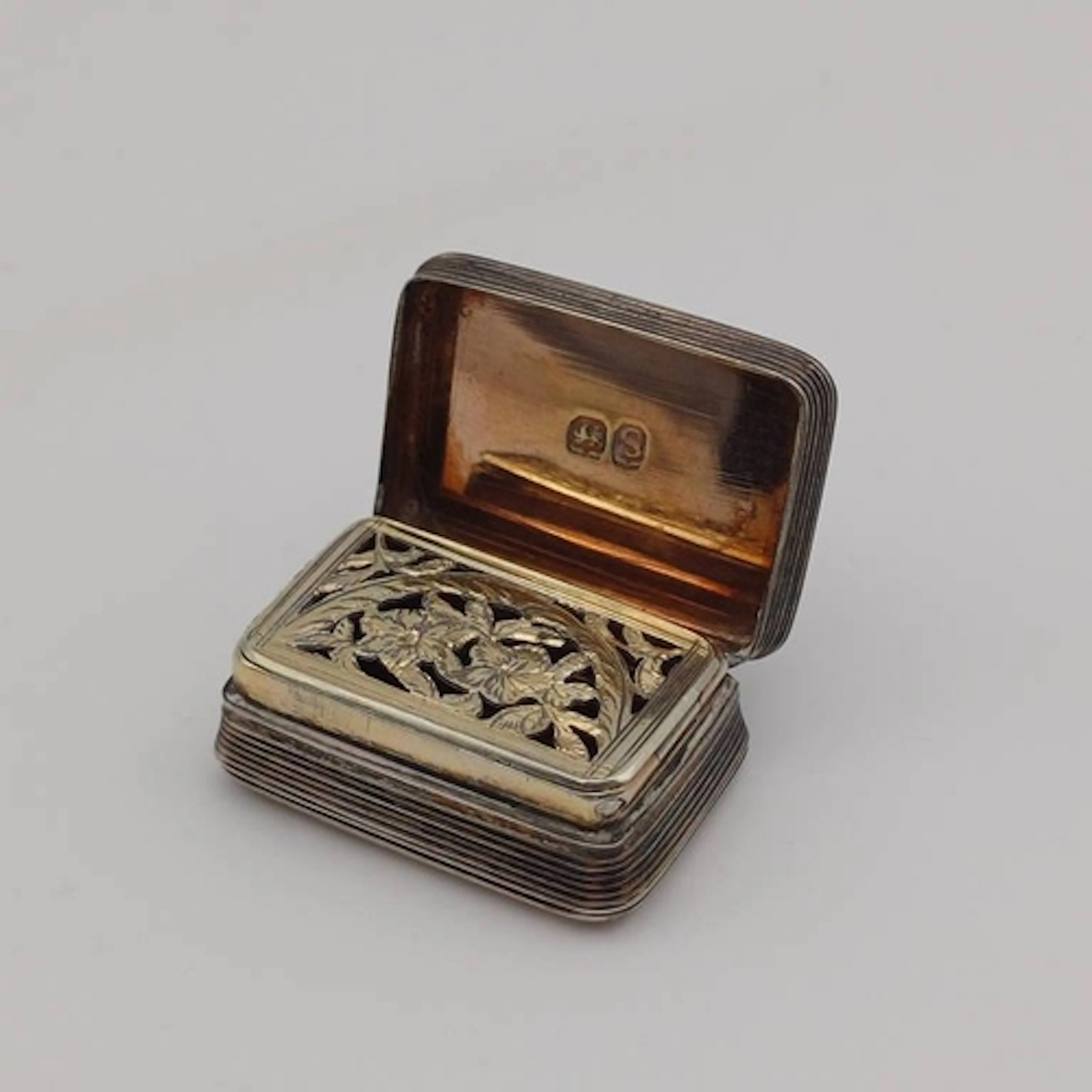A GEORGE III SILVER VINAIGRETTE WITH ENGINE TURNED DECORATIO...