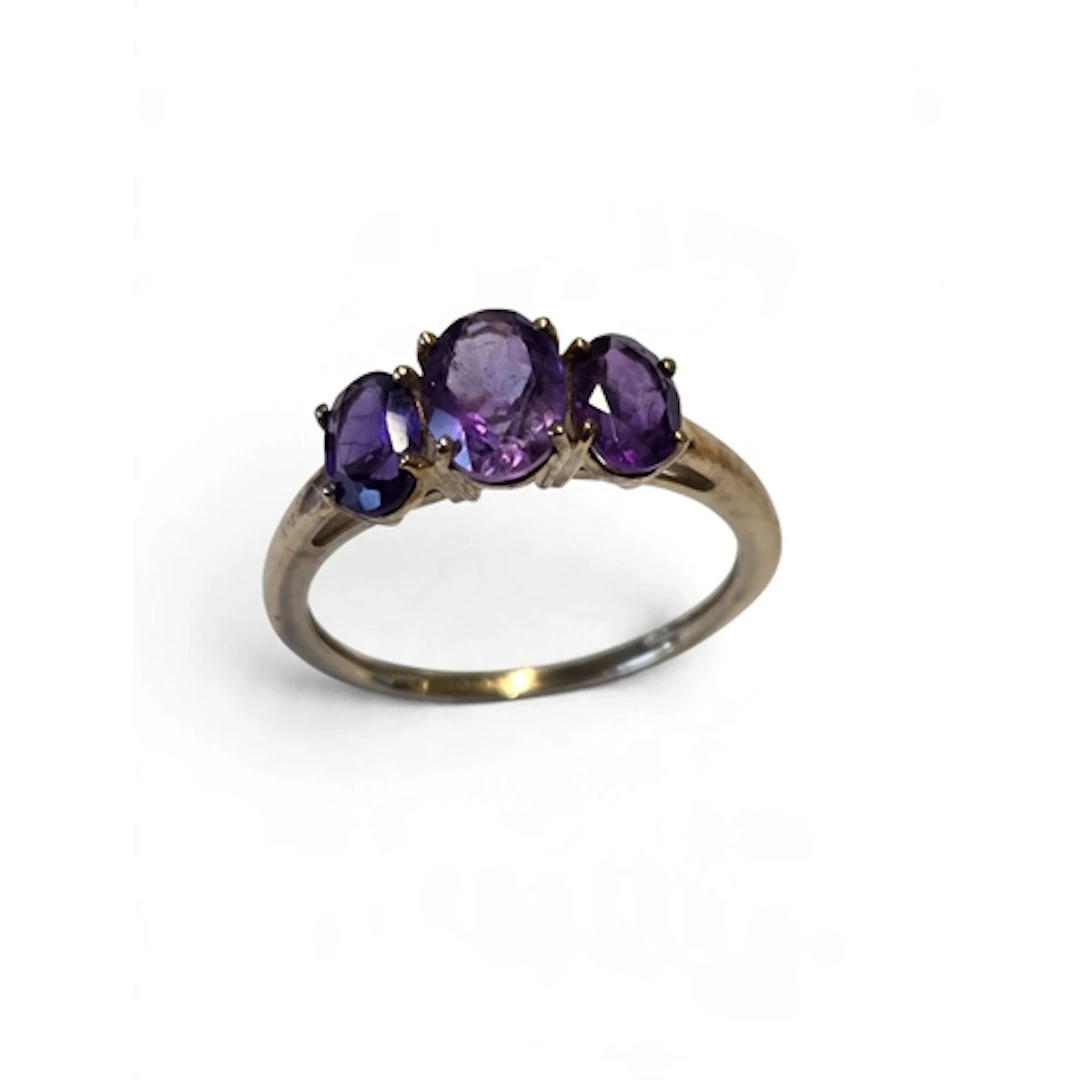 A good 9-carat gold three-stone amethyst ring, set with oval...