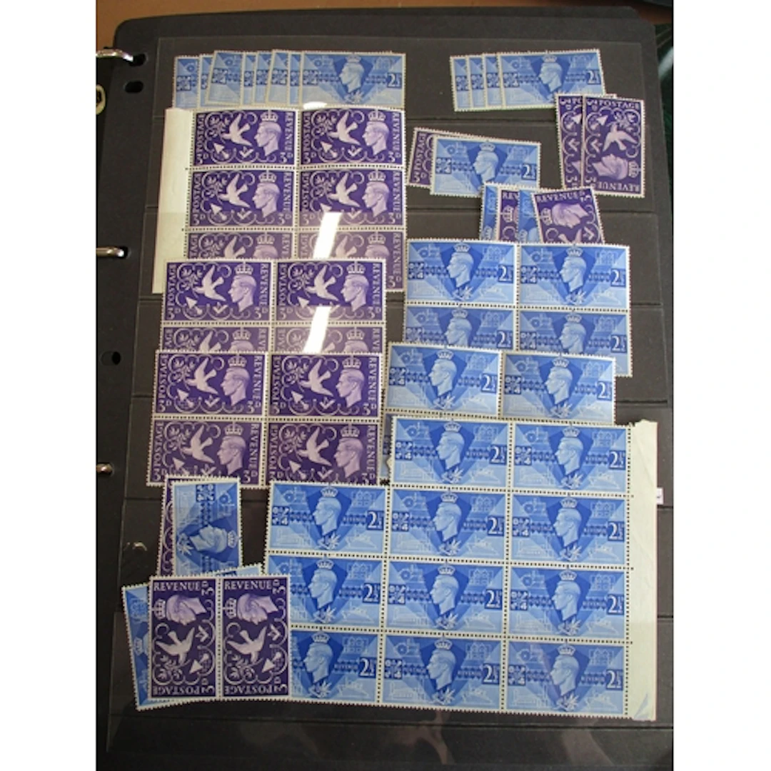KGV-QEII misc mint commems coln in large well-filled binder,...