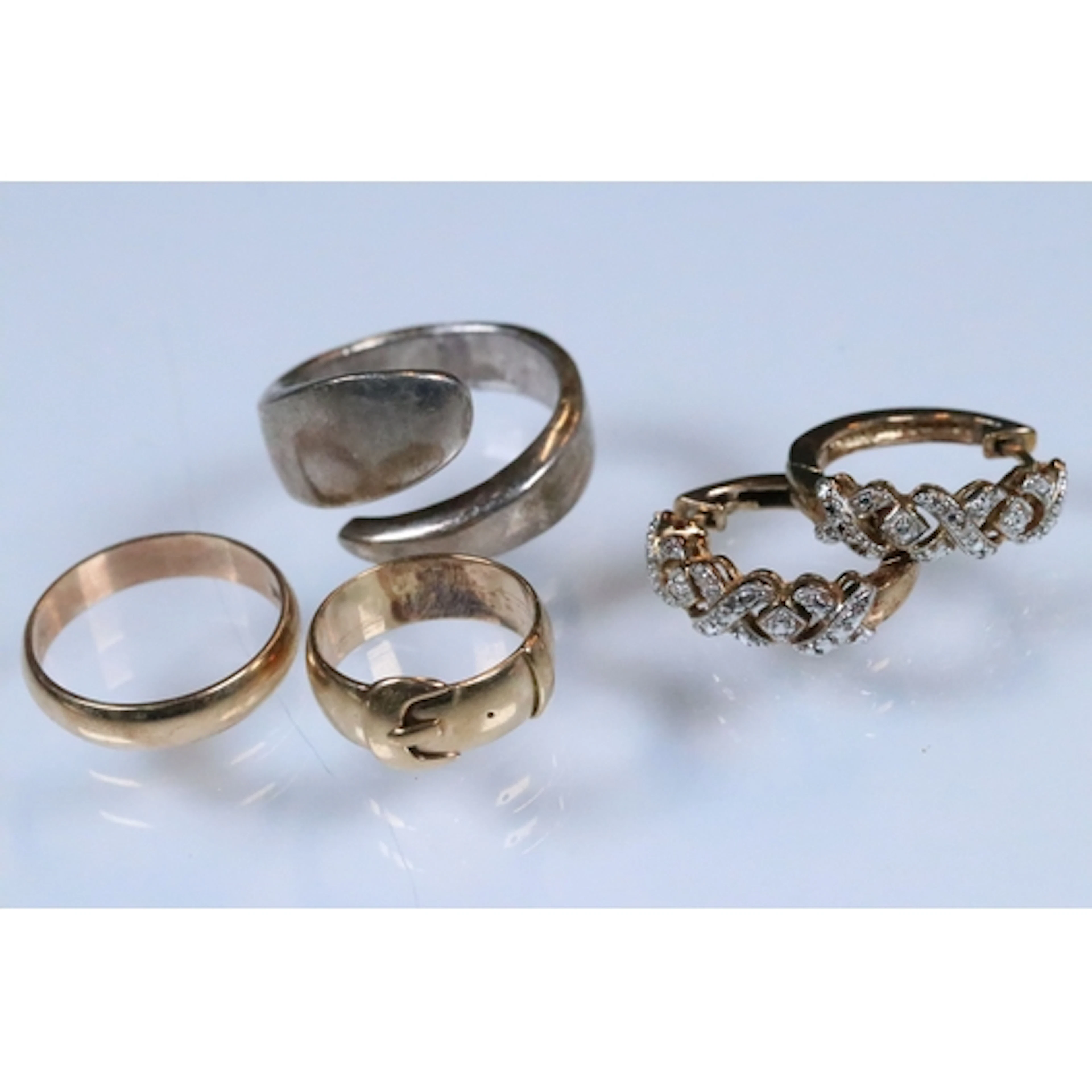 Group of jewellery to include a 9ct gold buckle ring (hallma...