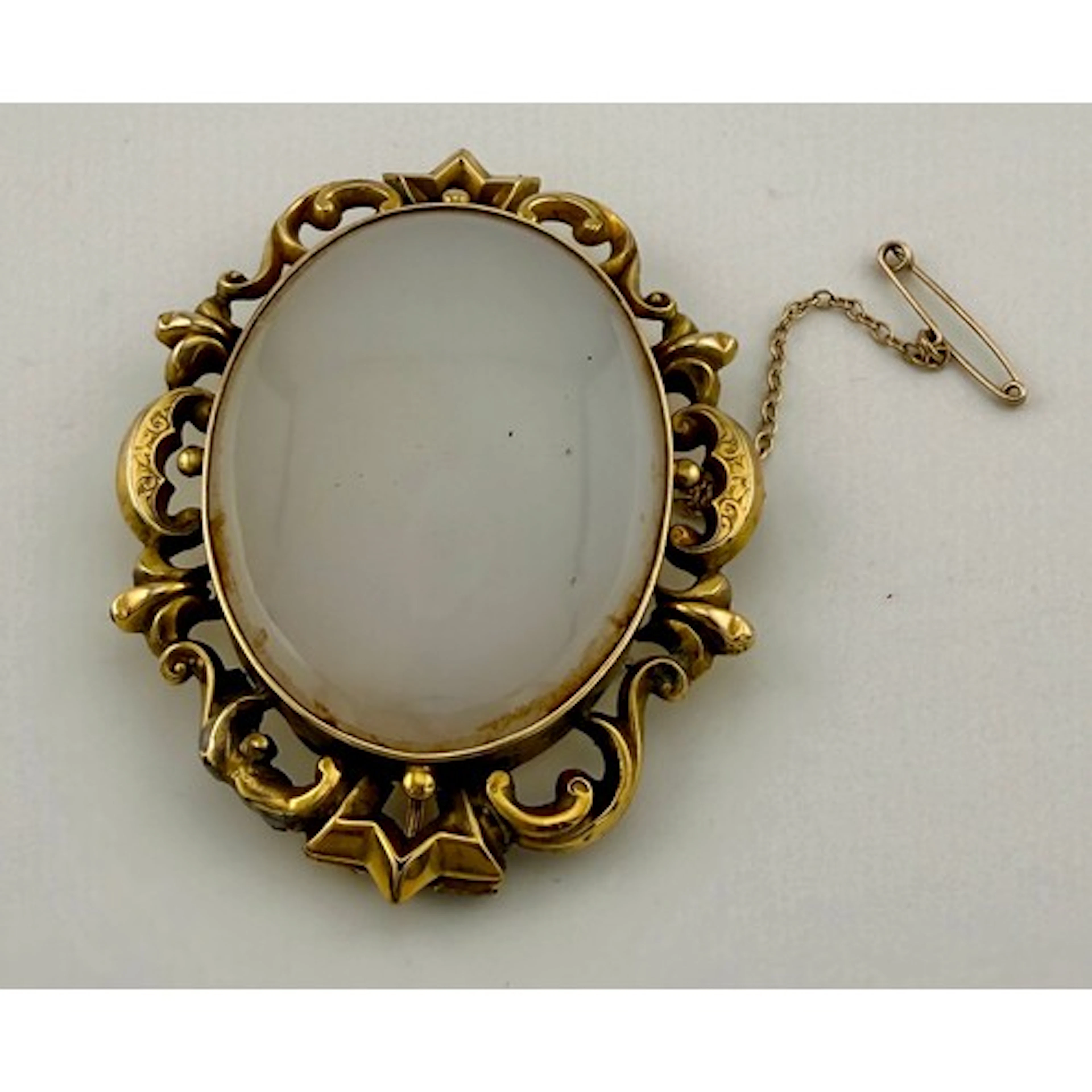 A 19thC onyx brooch in decorative yellow metal mount. 6cm x ...