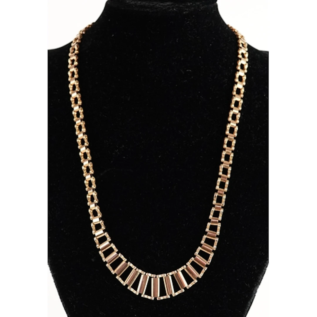 9ct gold graduated Cleopatra necklace, 46cm in length, 19.0g...