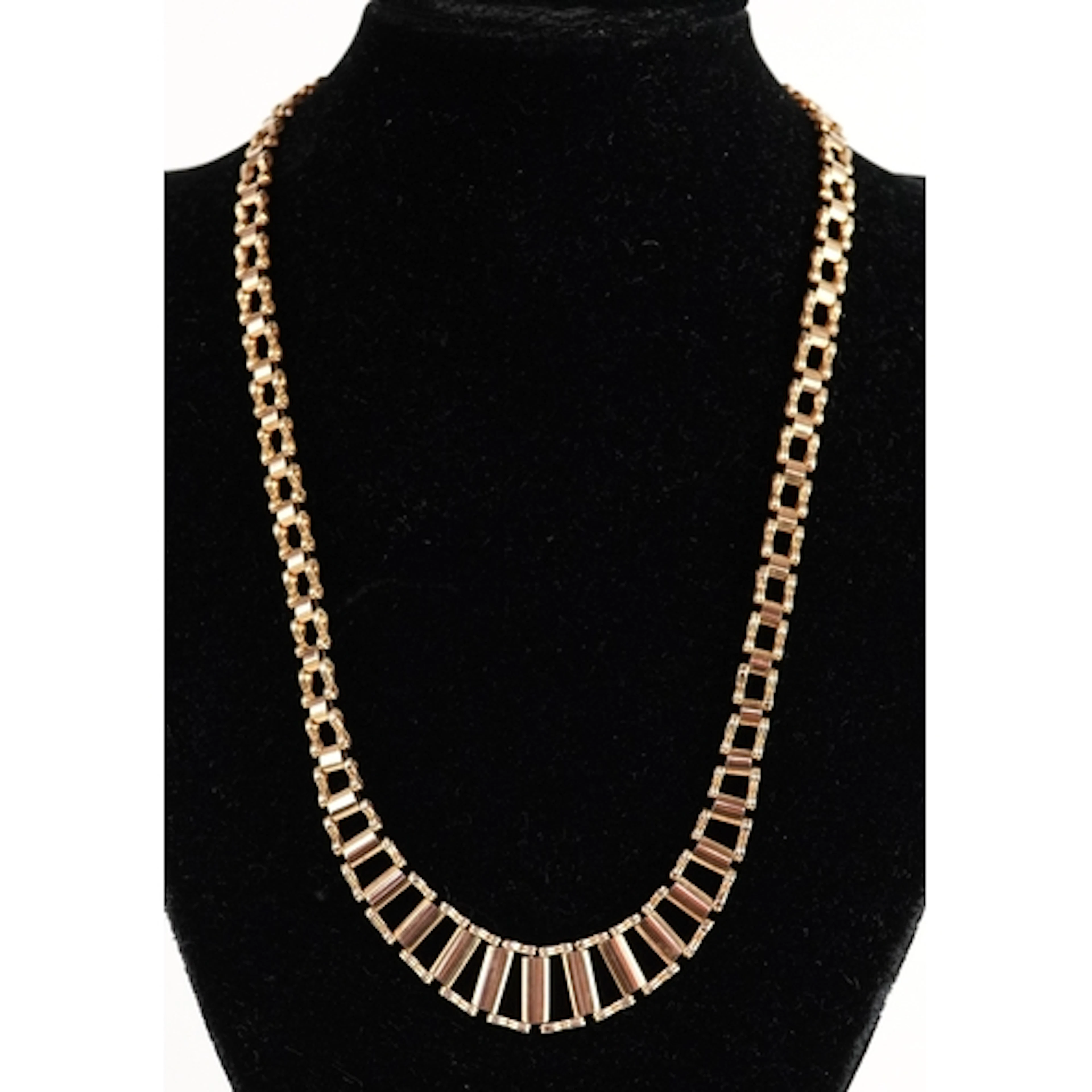 9ct gold graduated Cleopatra necklace, 46cm in length, 19.0g...