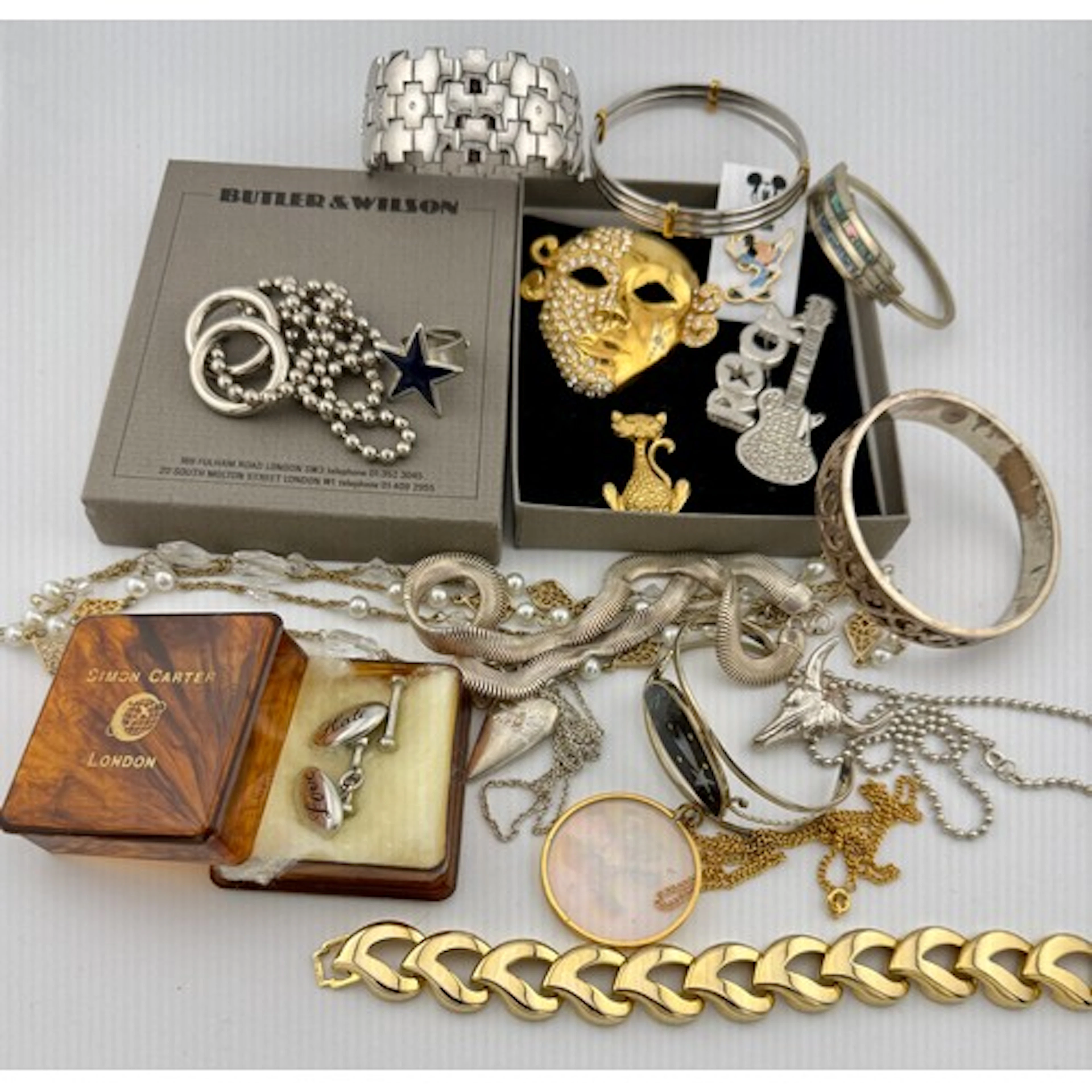 Vintage costume jewellery to include guitar and mask Butler ...