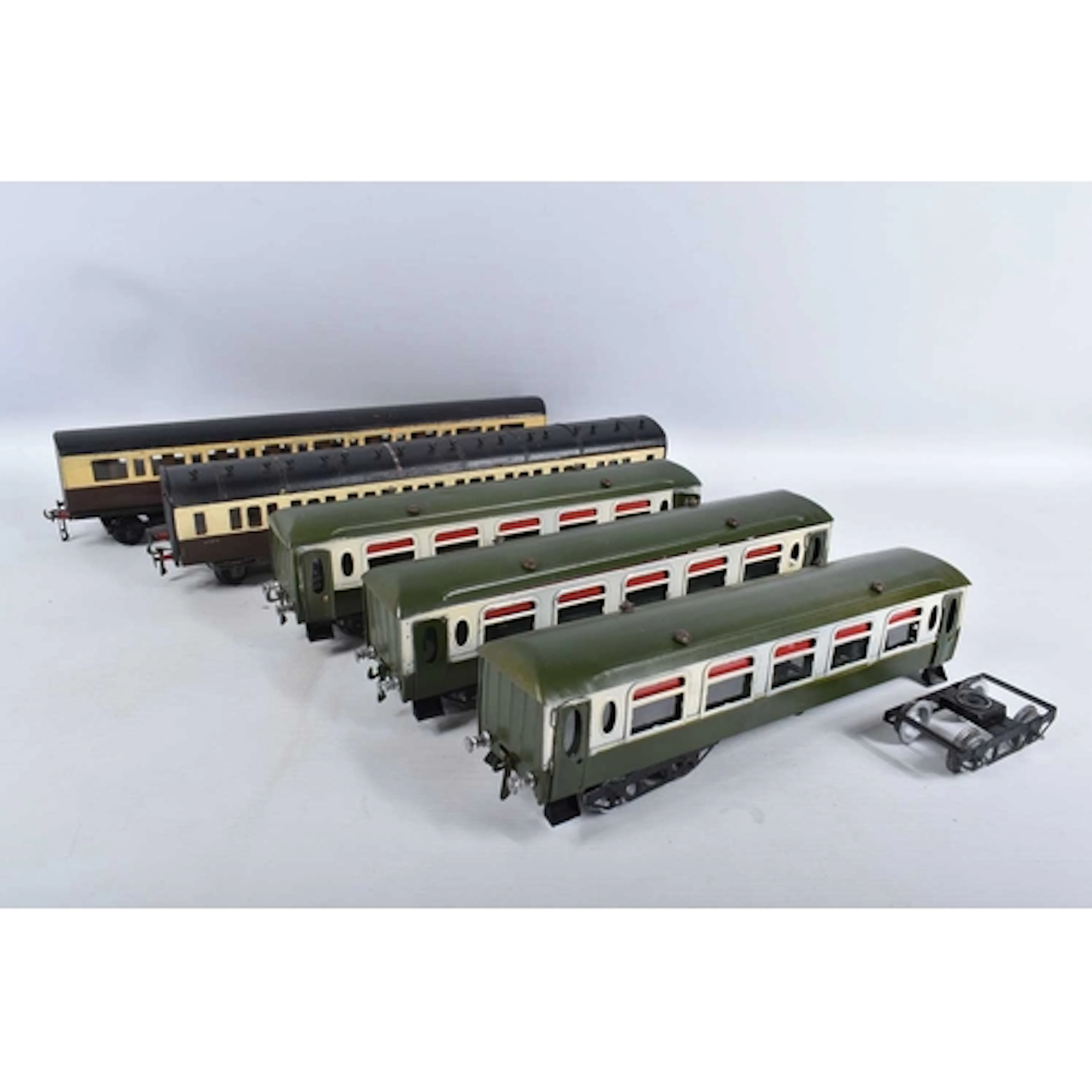 A QUANTITY OF UNBOXED O GAUGE COACHING STOCK, 3 x restored a...