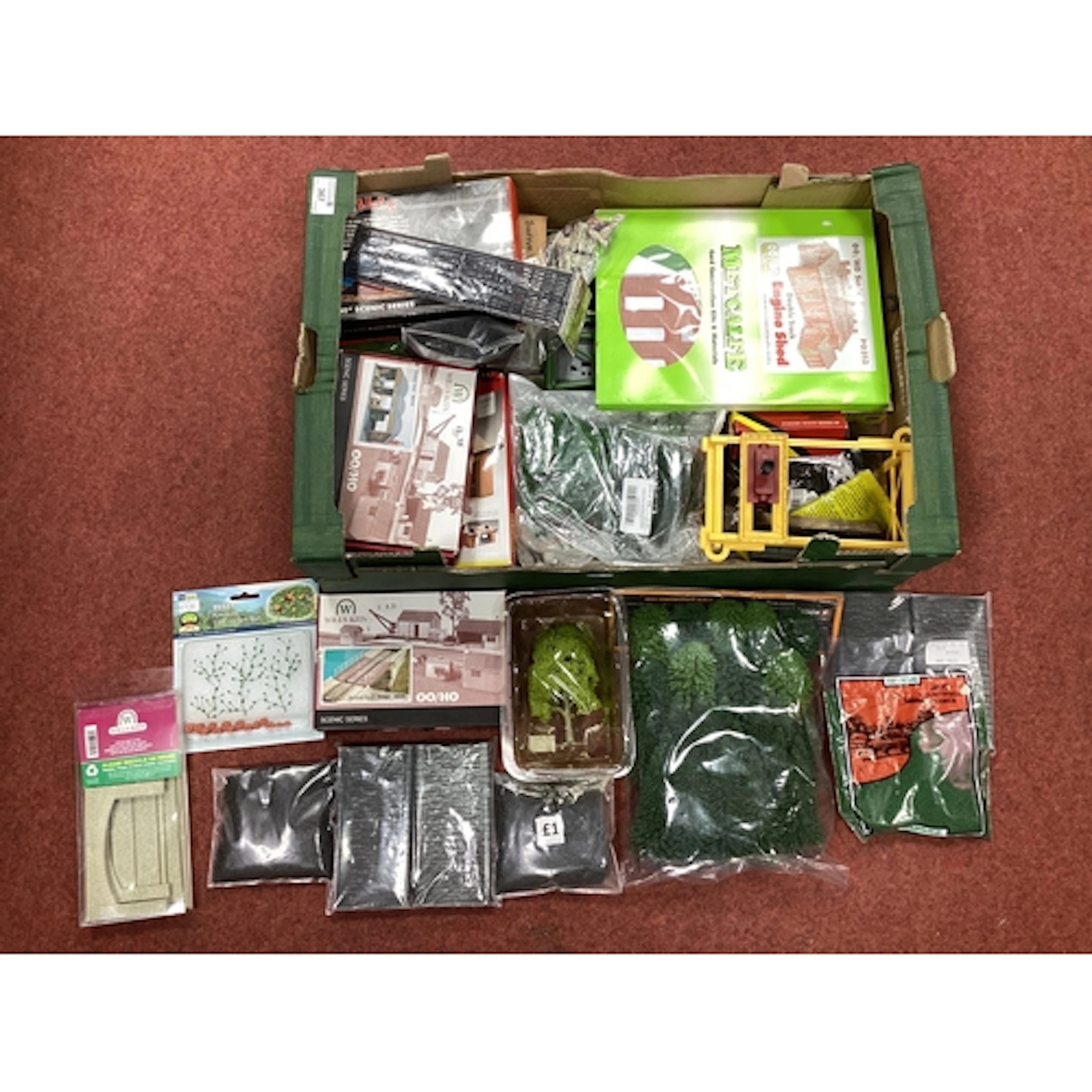 A large quantity of 00/HO scenic items including building ki...