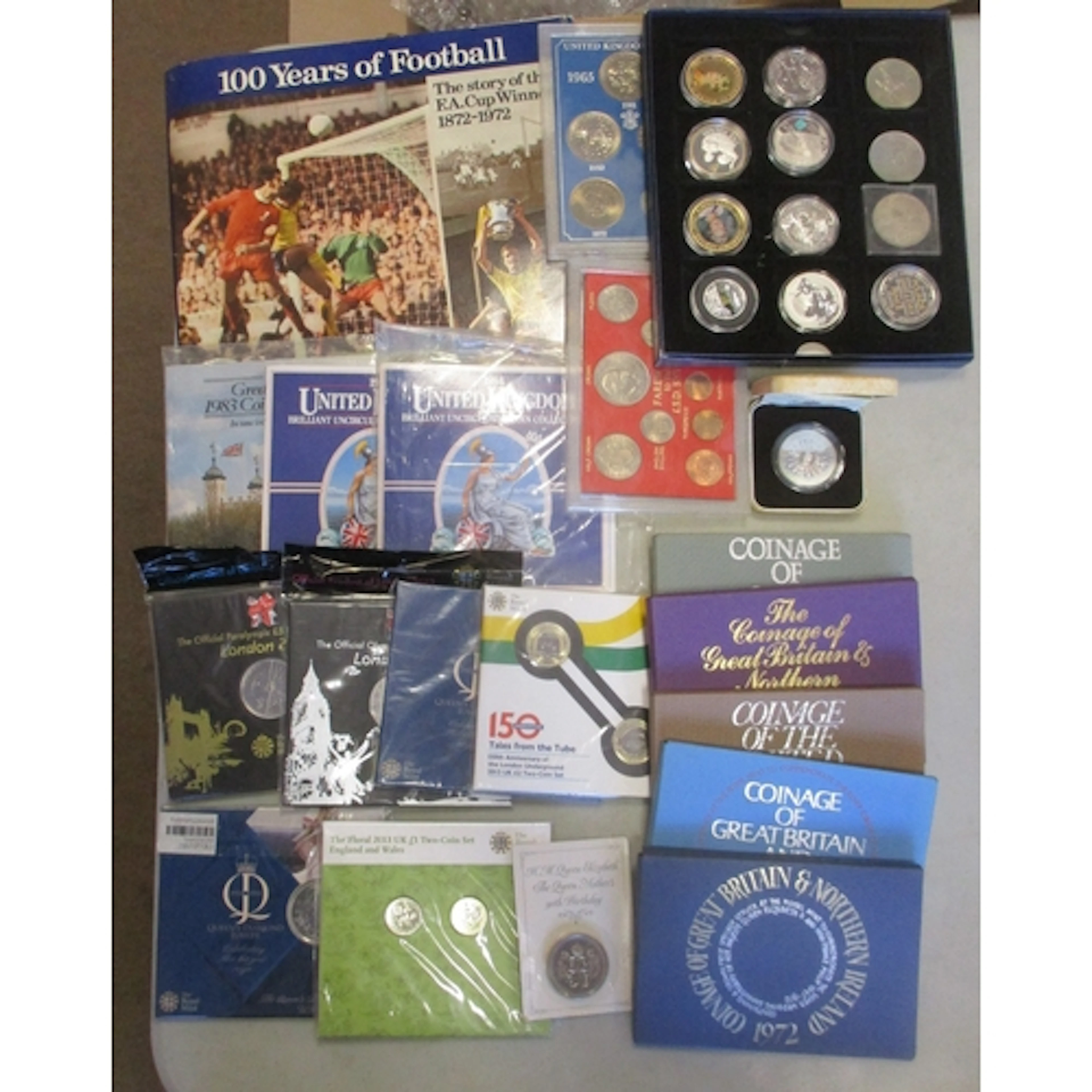 Modern collection with silver proof FDC crown 1980, £5 2009 ...