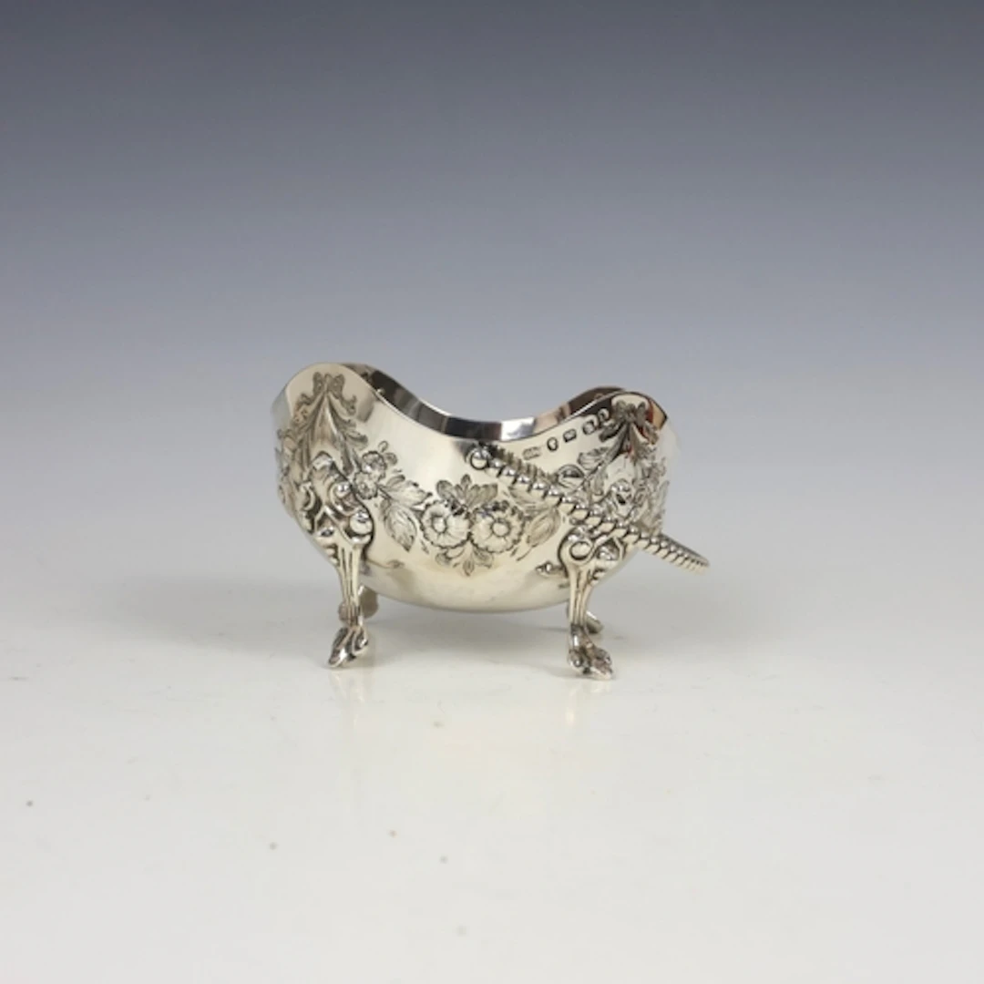 A Victorian silver swing handled bowl, Thomas White, Birming...