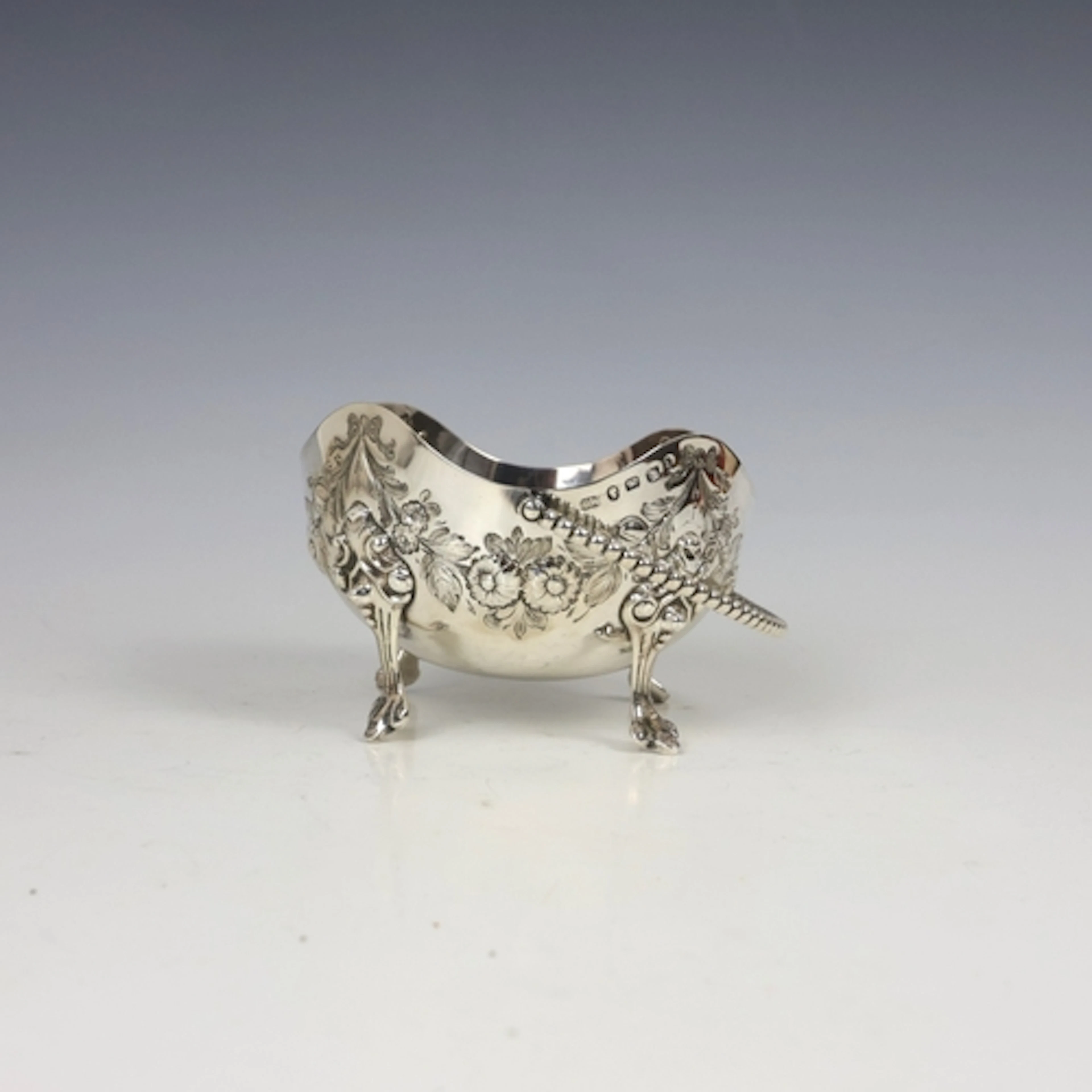 A Victorian silver swing handled bowl, Thomas White, Birming...