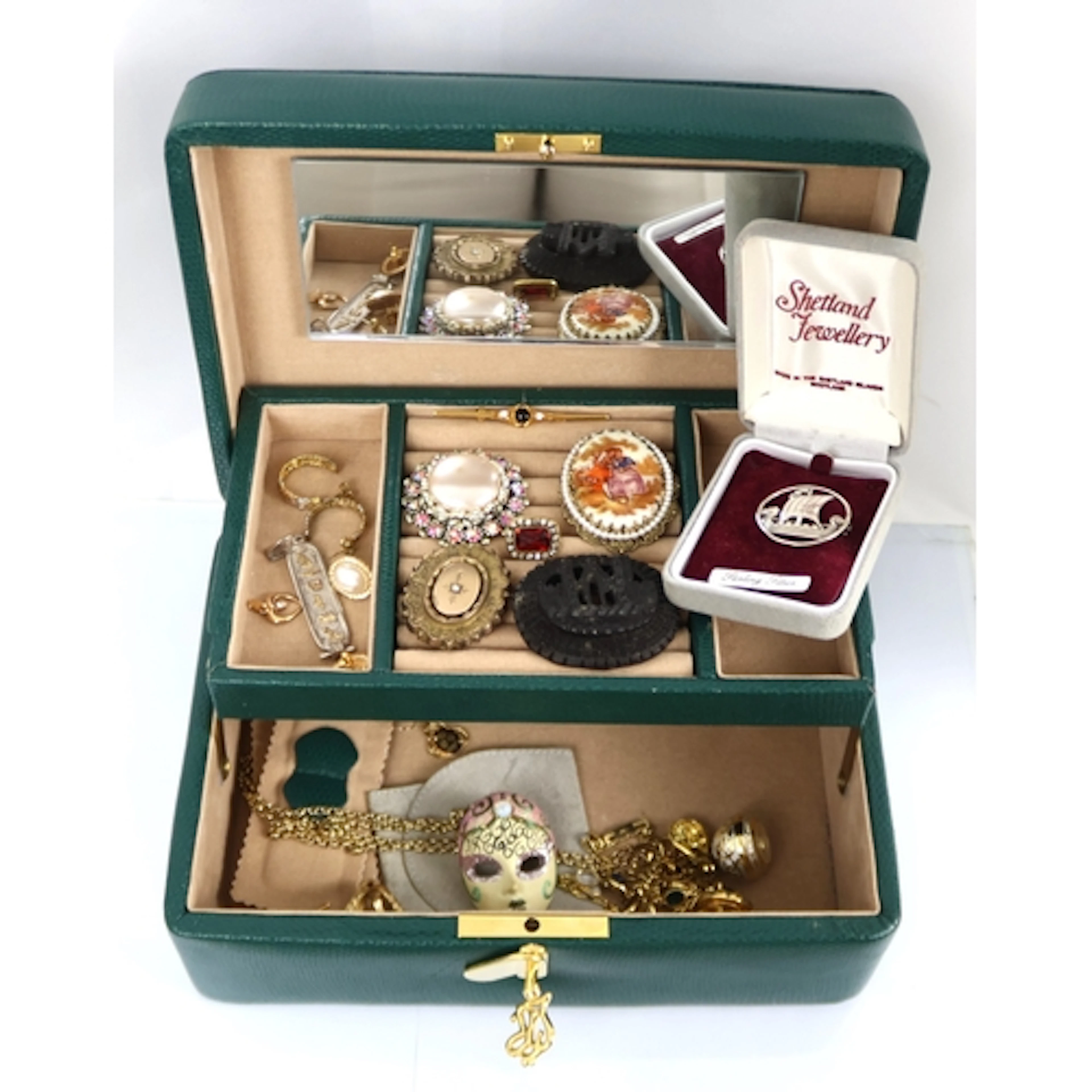 A collection of jewellery to a jewellery case, to include a ...