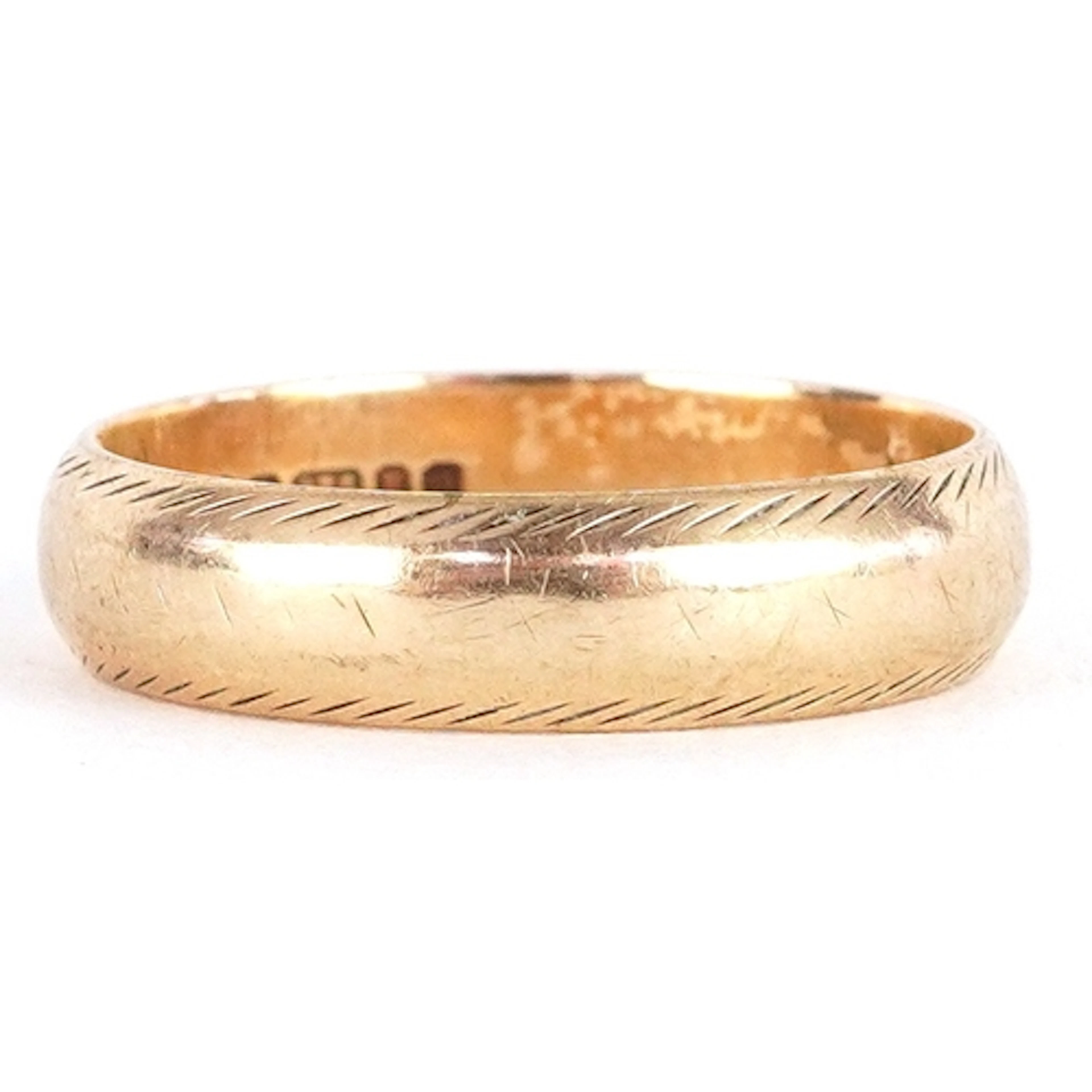 9ct gold wedding band, size O, 3.1g.