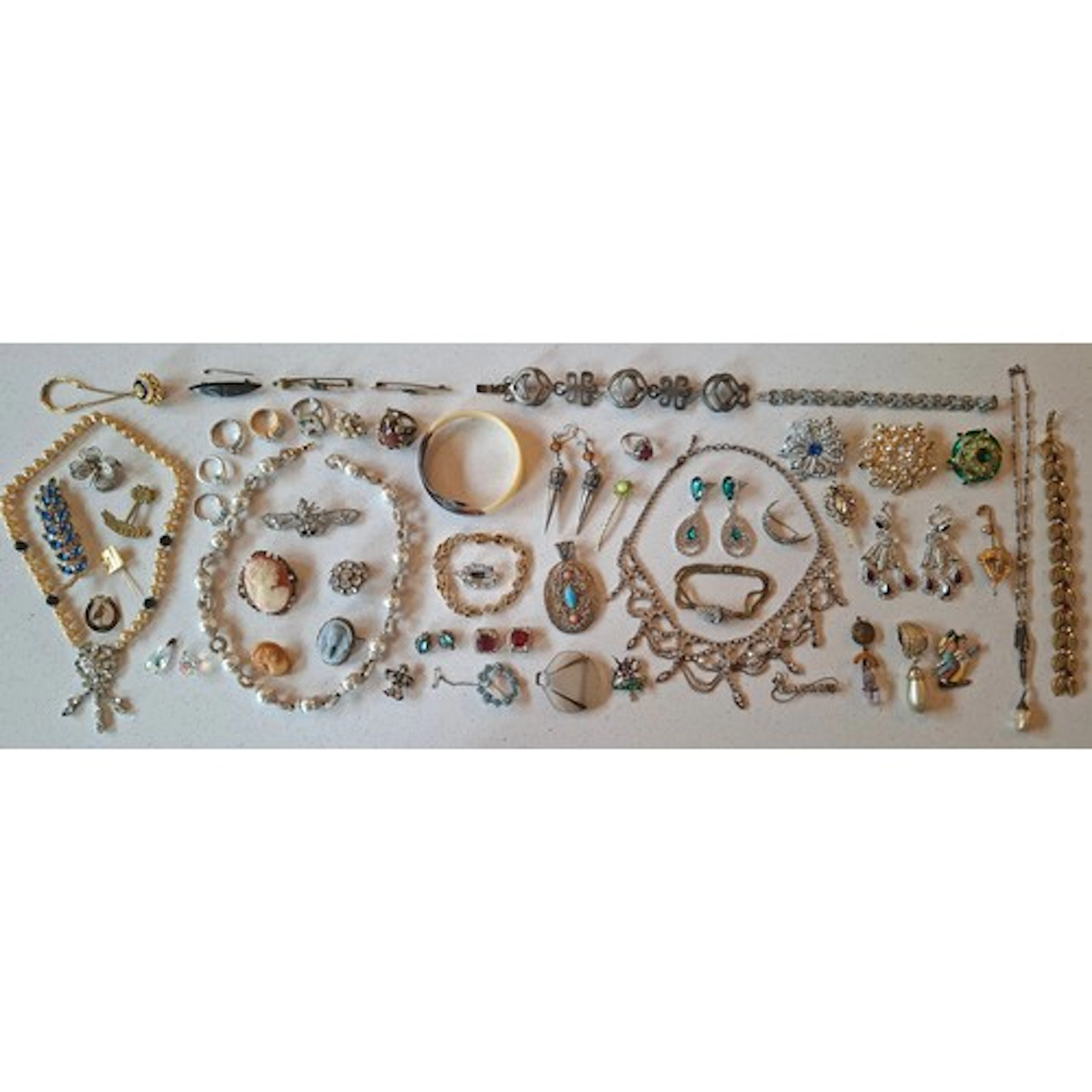 A quantity of early 20th Century and later costume jewellery...