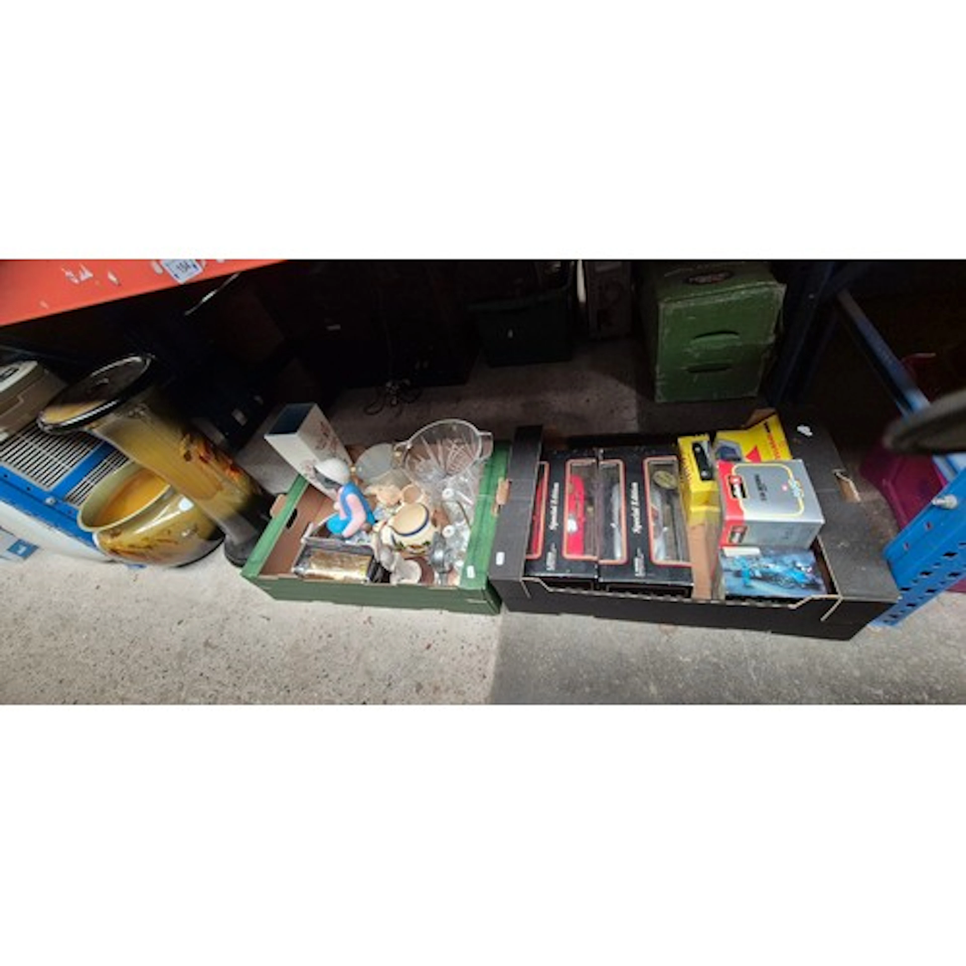 A box of boxed model cars including Maisto Special Editions,...