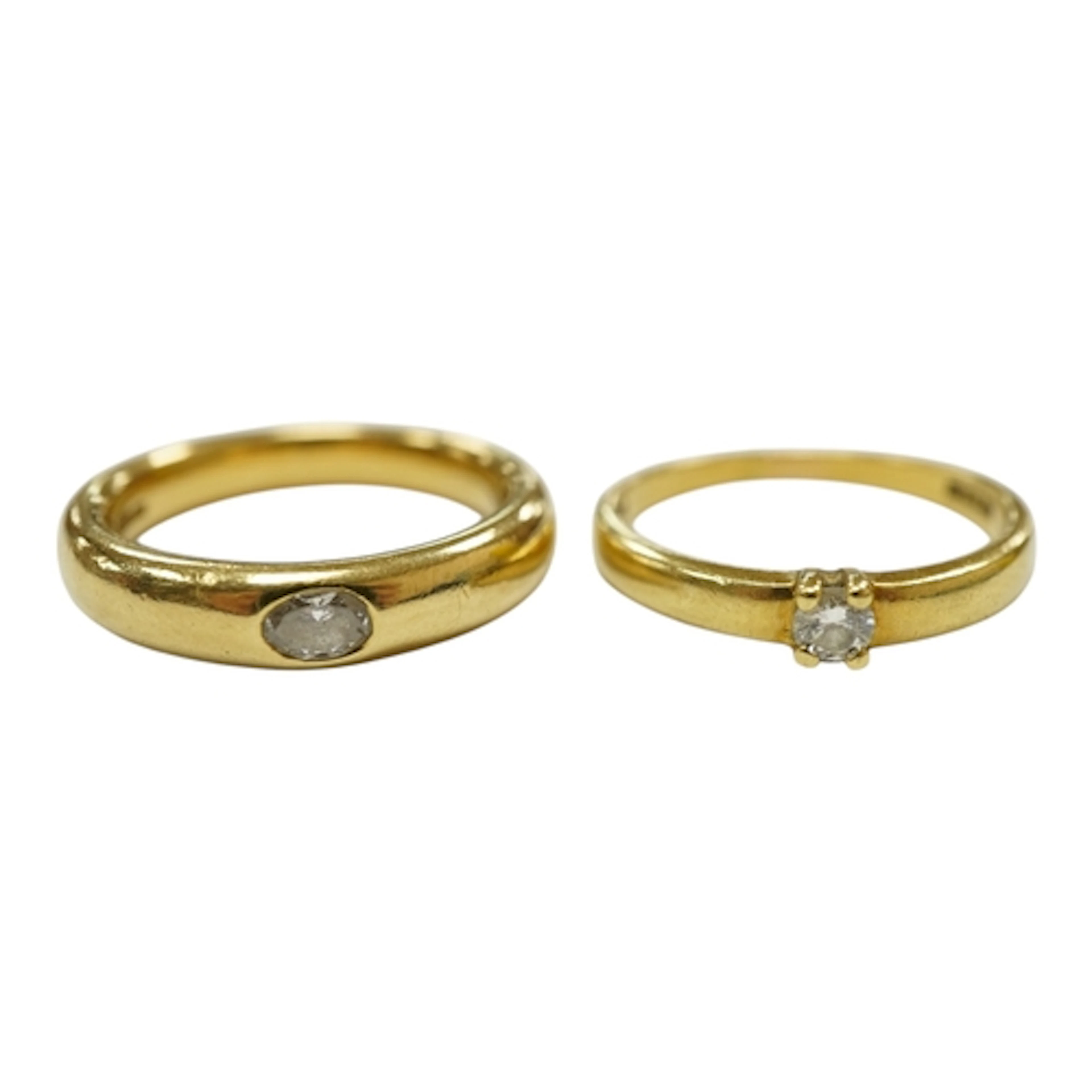 A modern 18ct gold and gypsy set single stone diamond set ba...