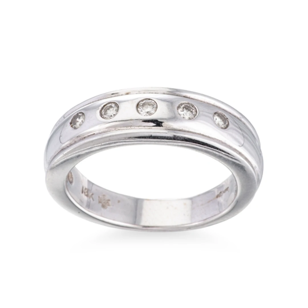A DIAMOND RING, the brilliant cut diamonds inset to an 18ct ...