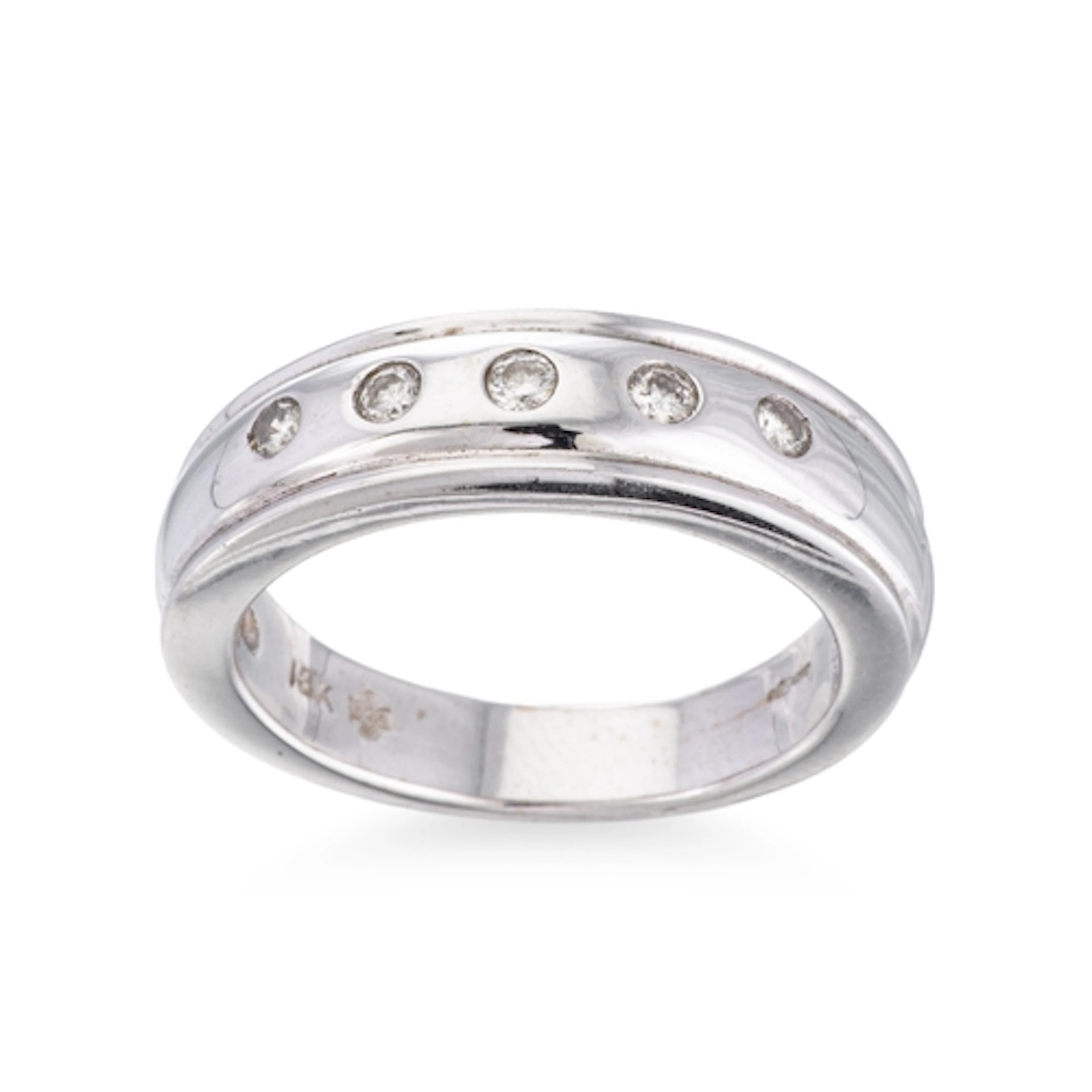 A DIAMOND RING, the brilliant cut diamonds inset to an 18ct ...