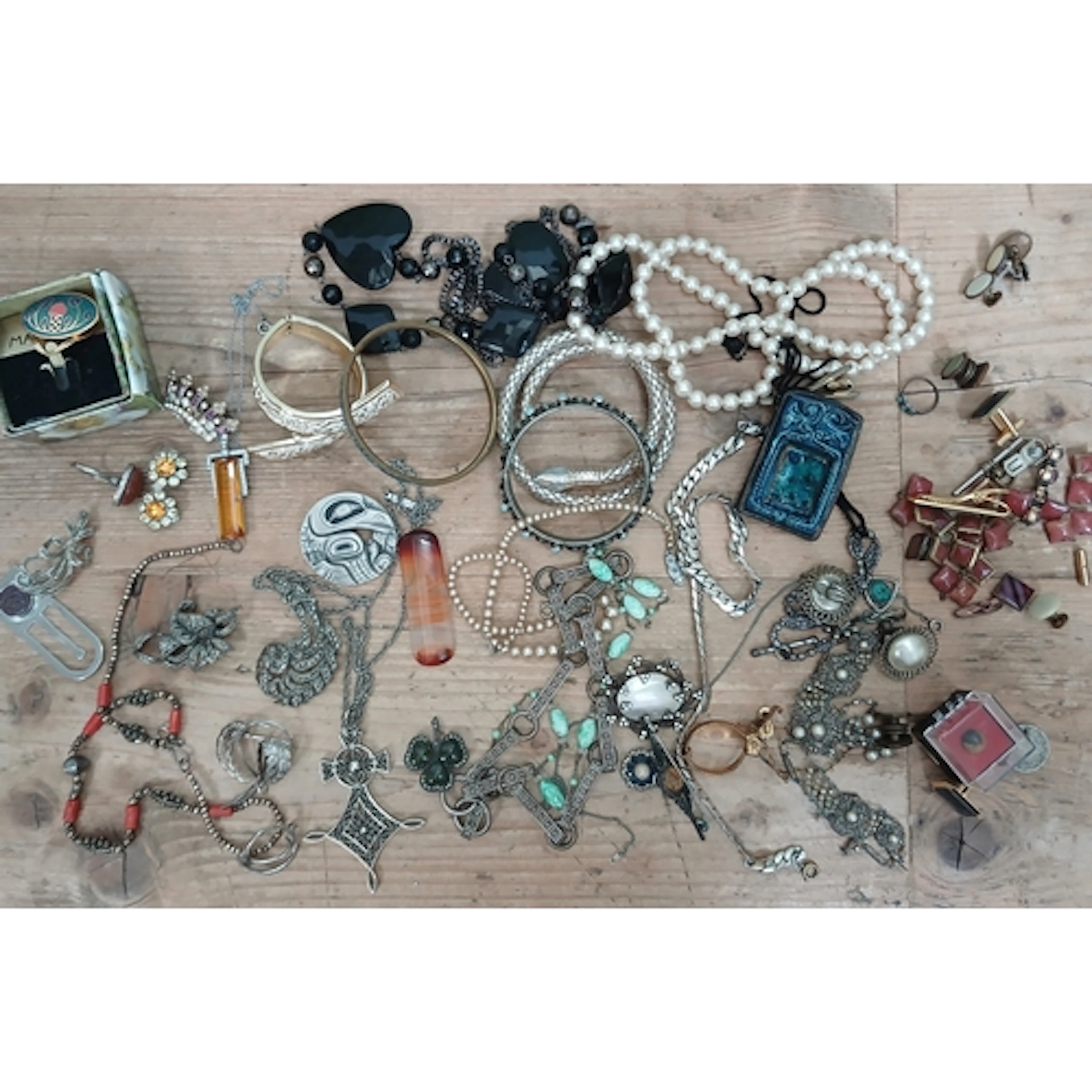 A quantity of assorted costume jewellery including white met...