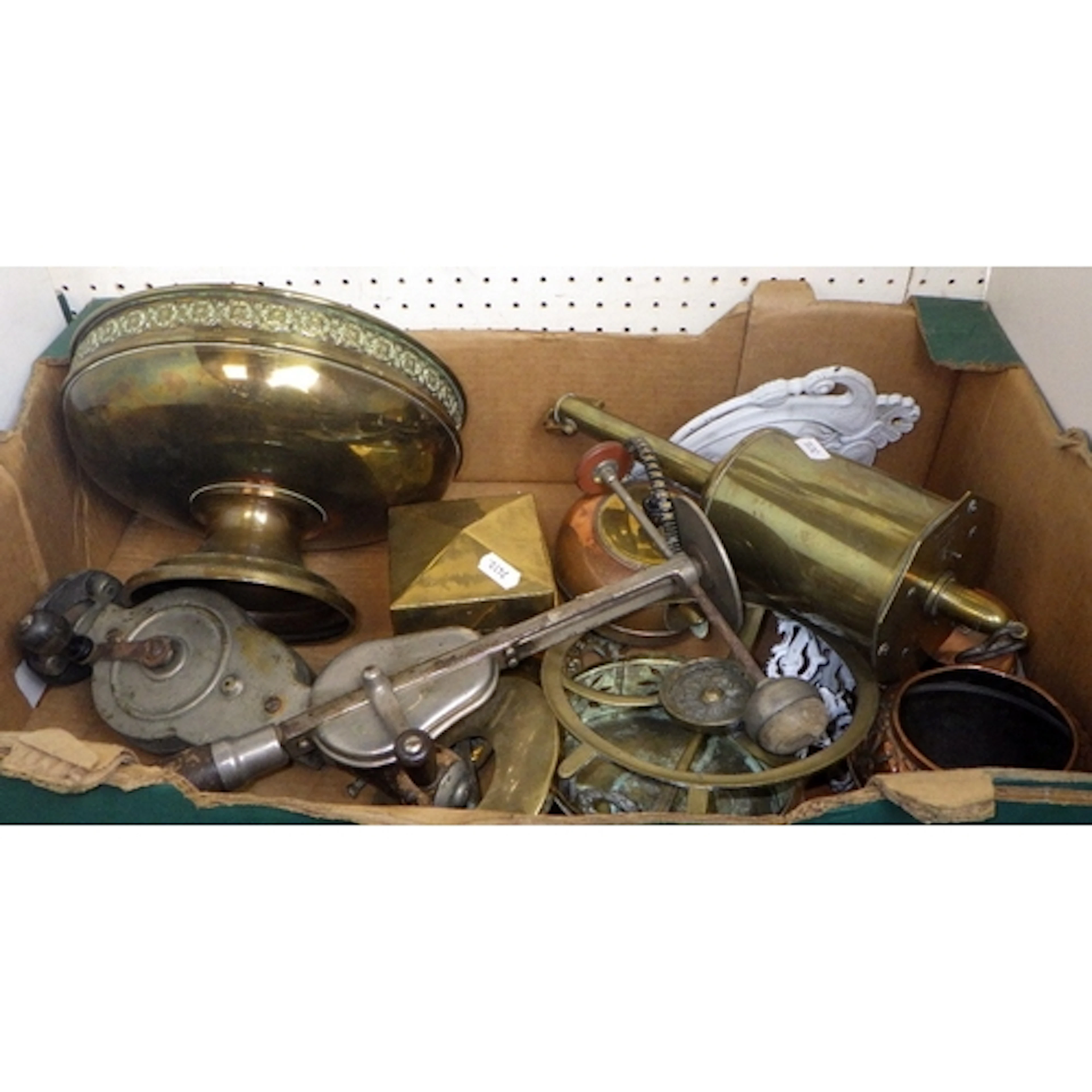A qty of misc metalware collectables