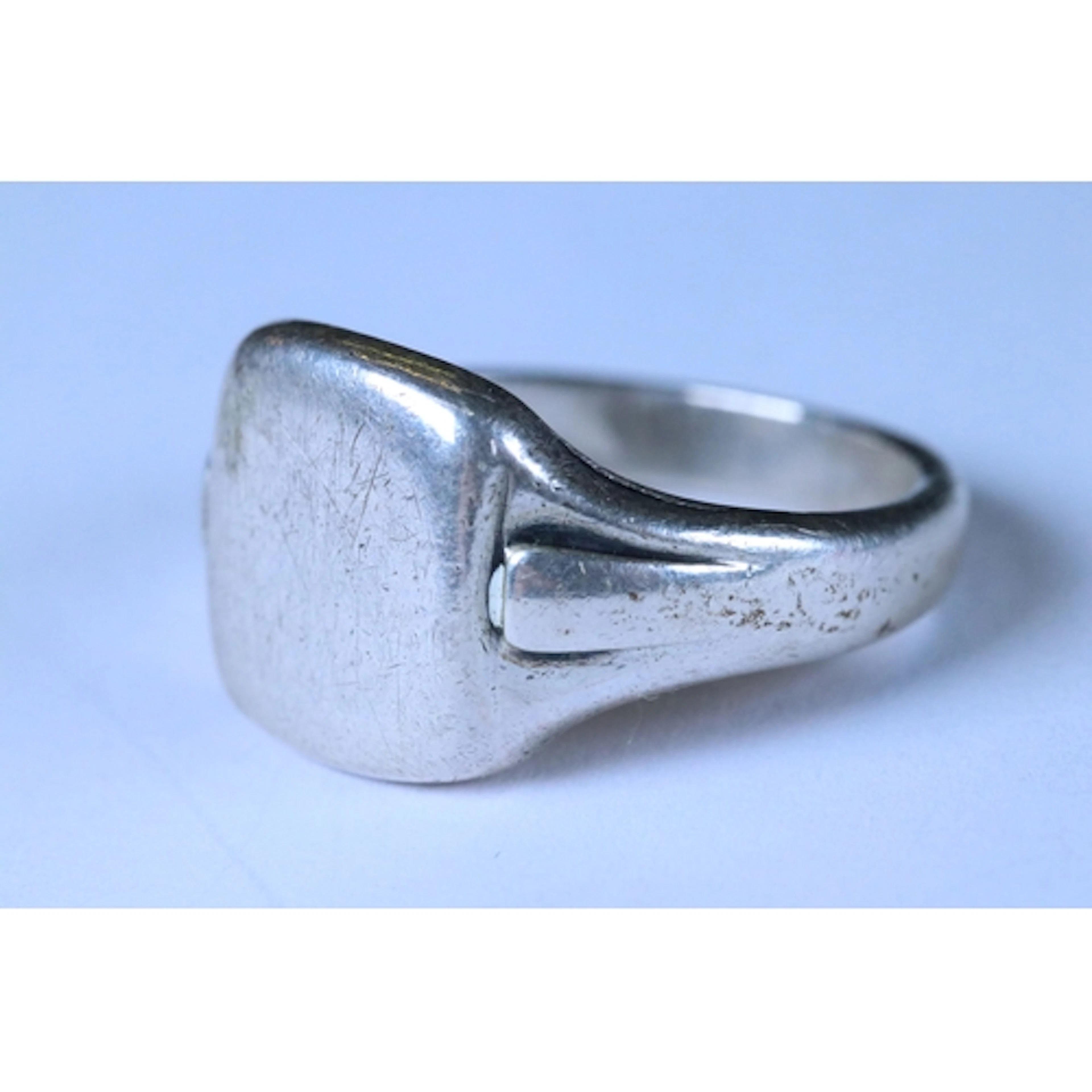 A vintage fully hallmarked sterling silver gents signet ring...