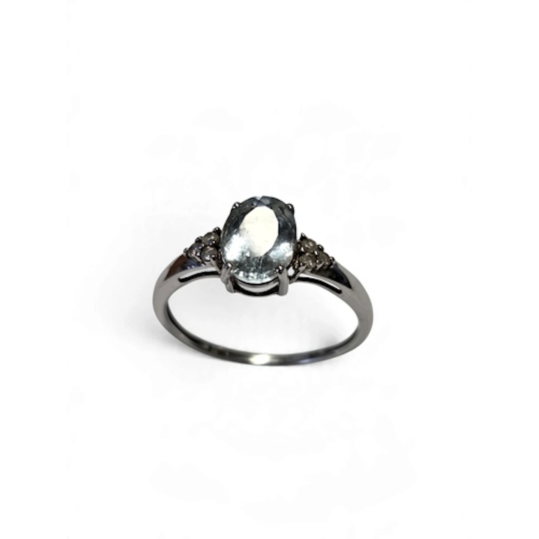 An attractive vintage 9-carat gold and white gold aquamarine...