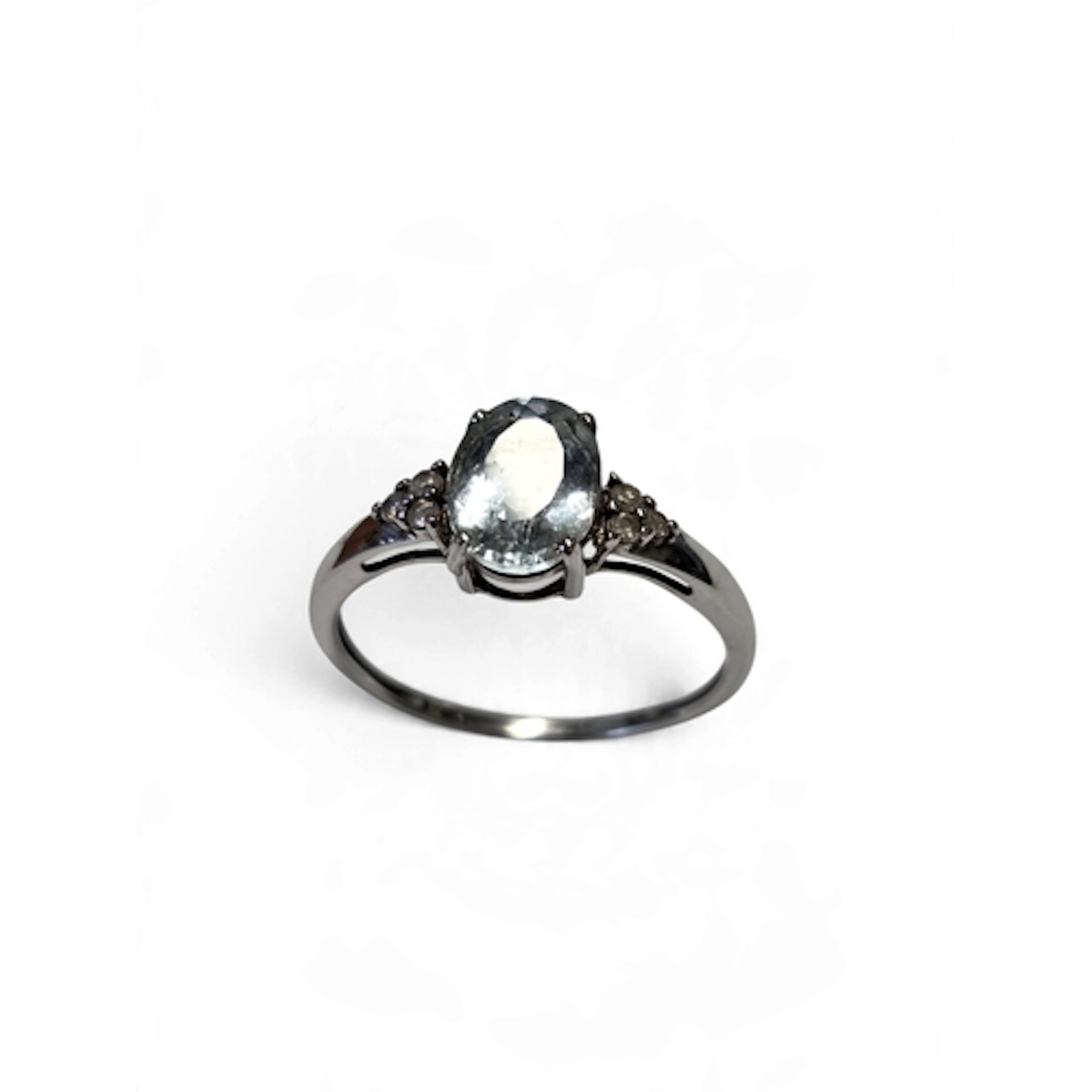 An attractive vintage 9-carat gold and white gold aquamarine...