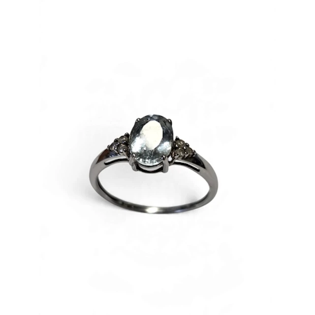 An attractive vintage 9-carat gold and white gold aquamarine...